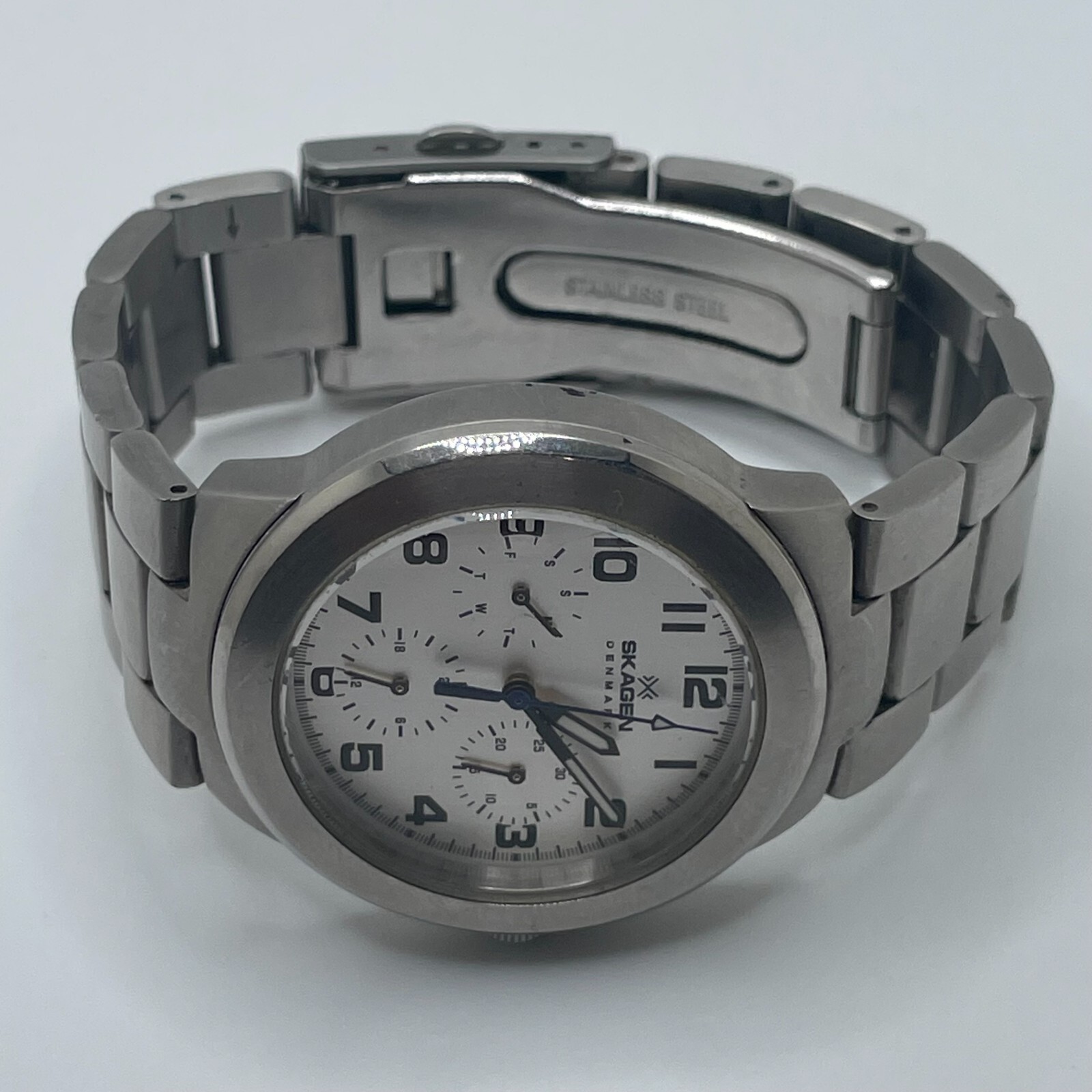 Skagen Womens Watch Day Date 24H Quartz Analog 36mm Silver Tone Case Dial Band