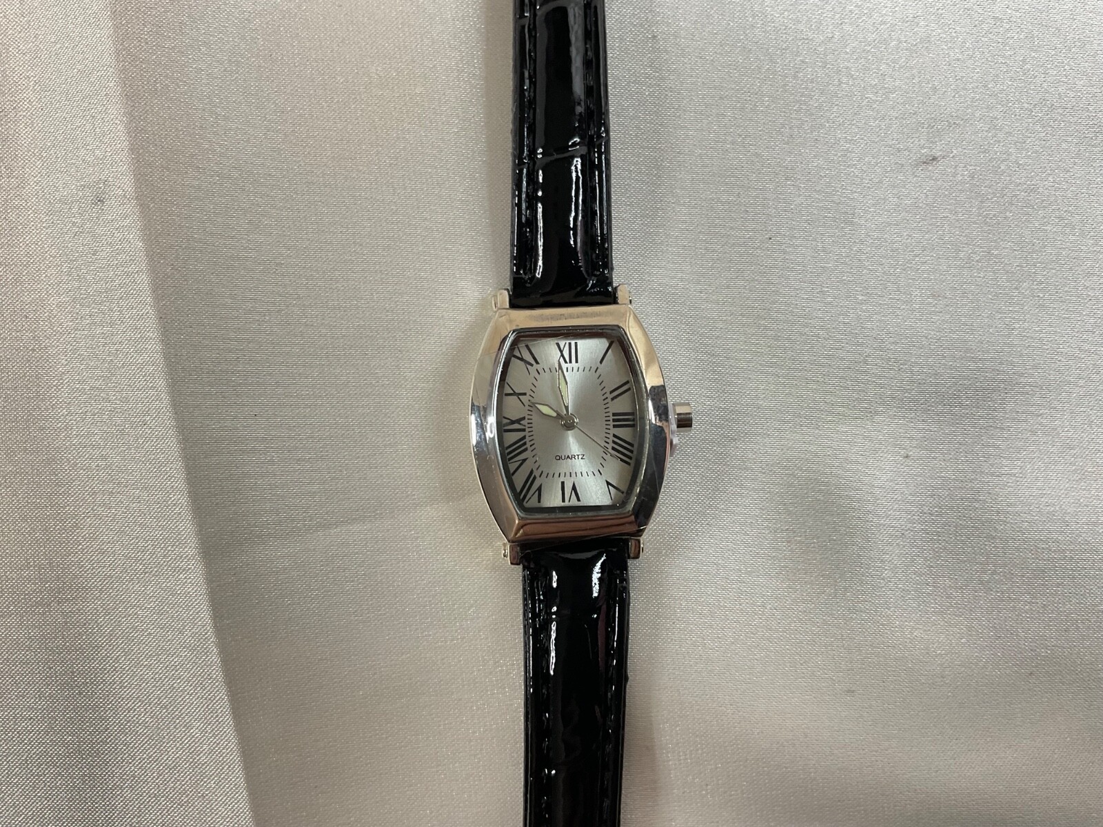 Quartz watch. Tonneau / Barrel Case Shape. Unisex. Classic Look. Roman Numerals