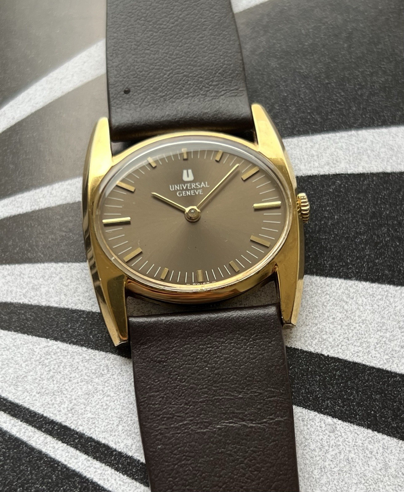 Universal Geneve “Batwing” watch Ref. 542608 Cal. 1-42 wriswatch Gold plated