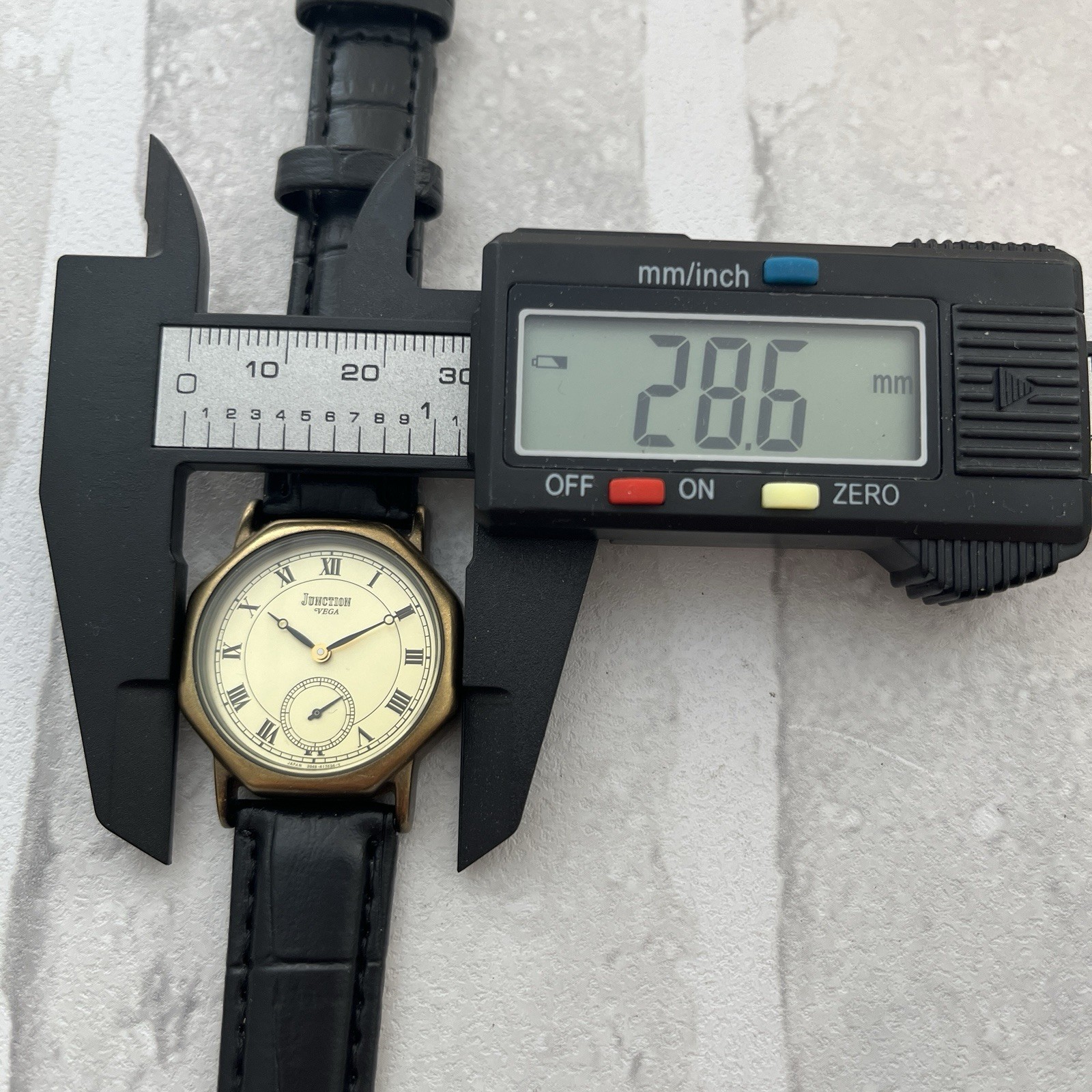 CITIZEN JUNCTION VEGA Quartz Watch Small Seconds Roman Dial Working Vintage
