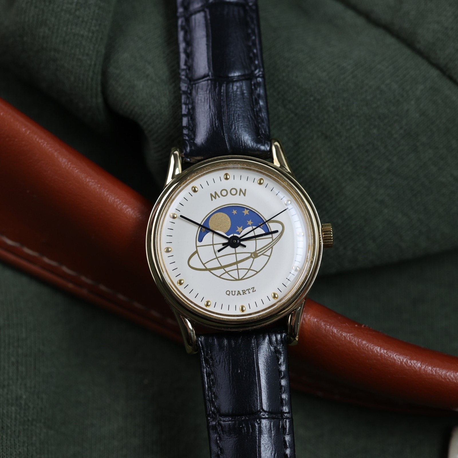 Quartz real moon phases calendar, wrist watch Moon, Soviet style Roket / Raketa