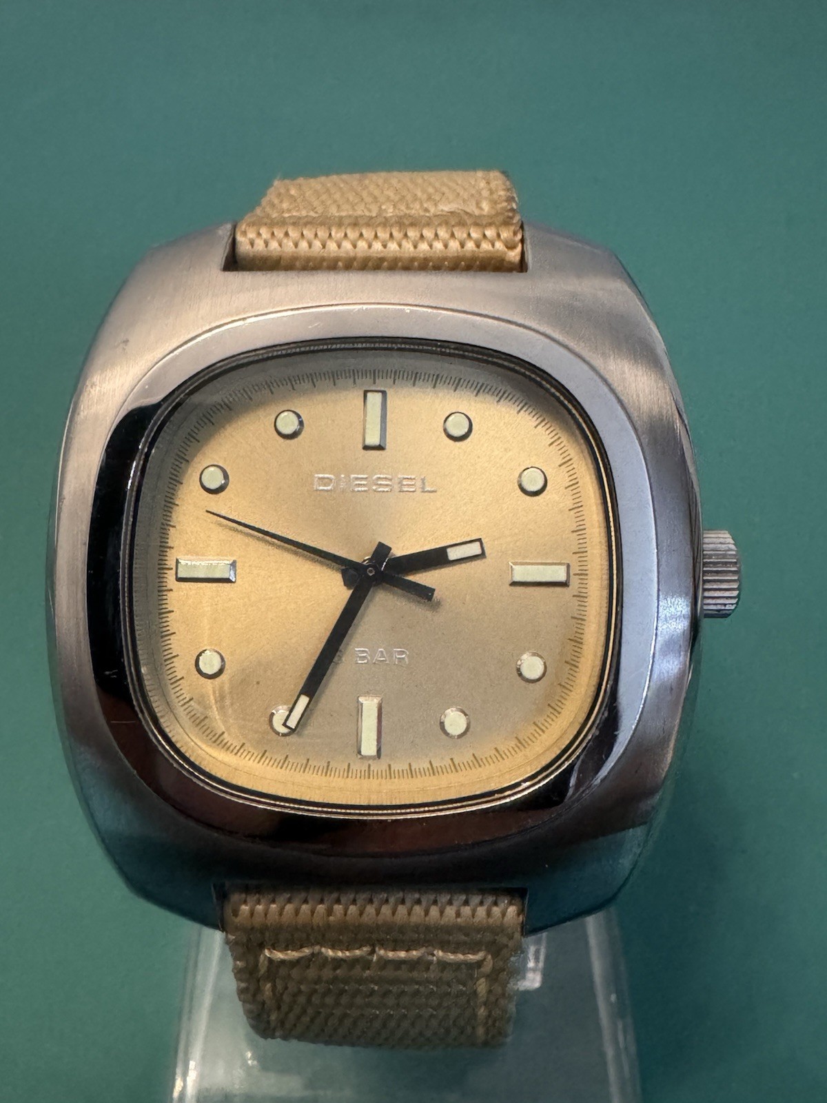 Diesel Quartz Analog 50m Water-Resistant 43mm Steel Gold Dial Beige Nylon