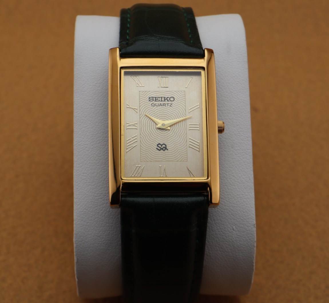 Vintage Seiko Slim Quartz Men’s Wrist Watch Gold Dial with Green Strap.