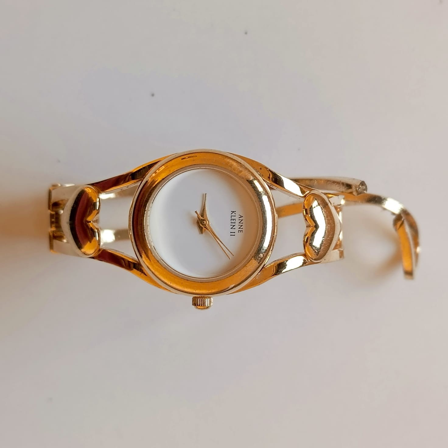 Vintage Anne Klein II Women’s Gold Tone Bangle Watch Heart Accent White Dial 10/