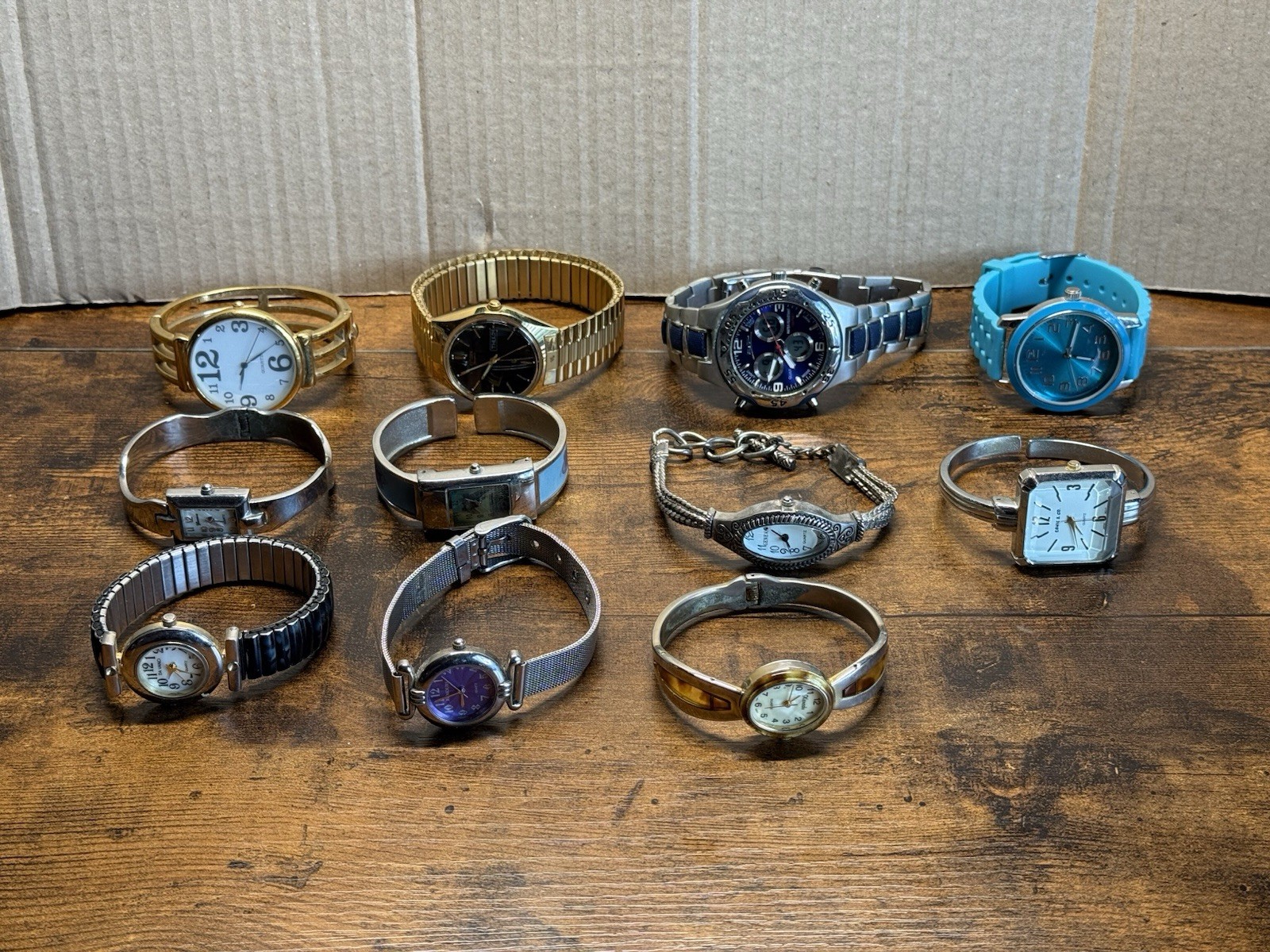 VINTAGE LOT OF (11) MENS AND WOMENS WATCHES NEAT STUFF! USE OR FOR PARTS!