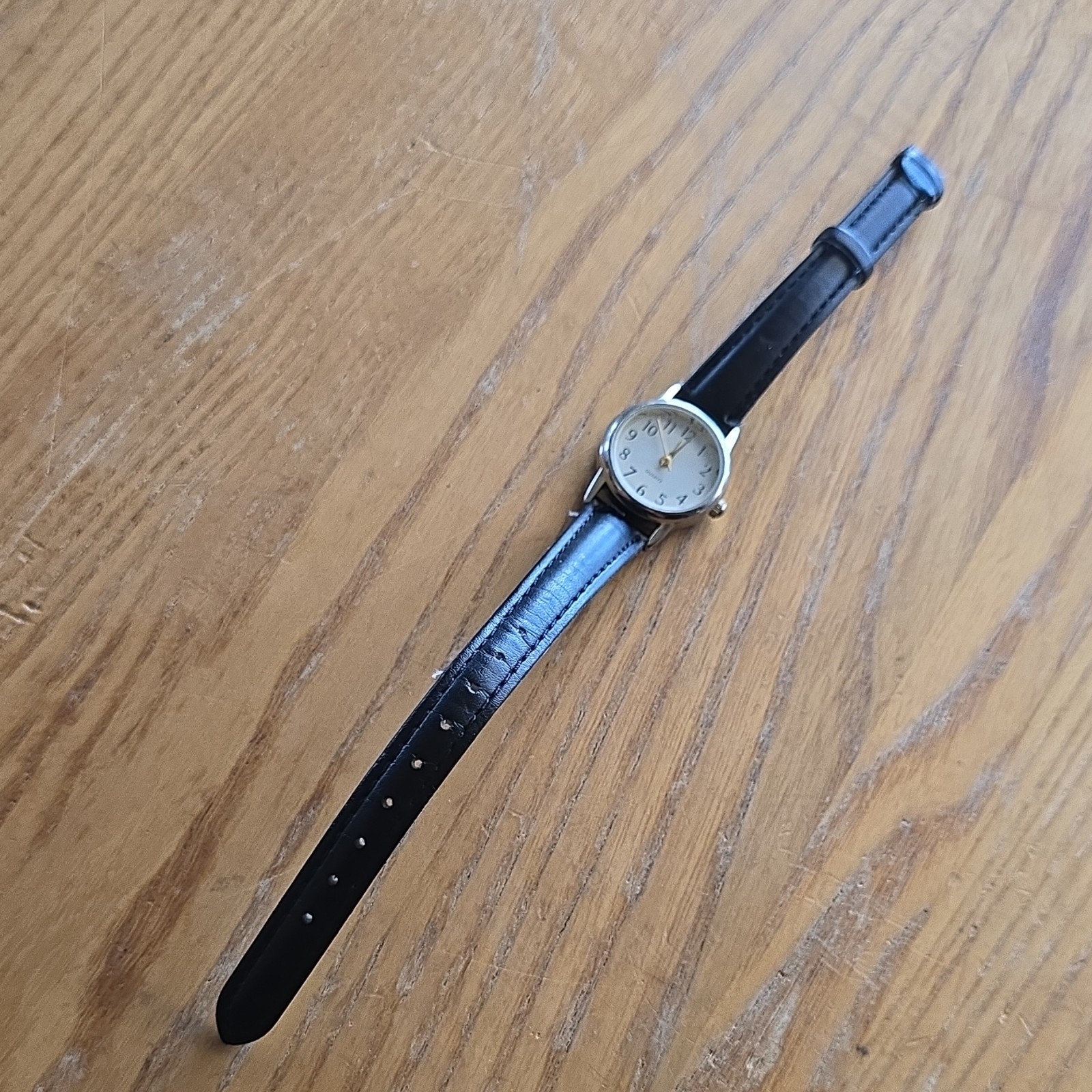 Women’s Quartz Analog Silver Tone Round Watch White Dial Black Leather Strap