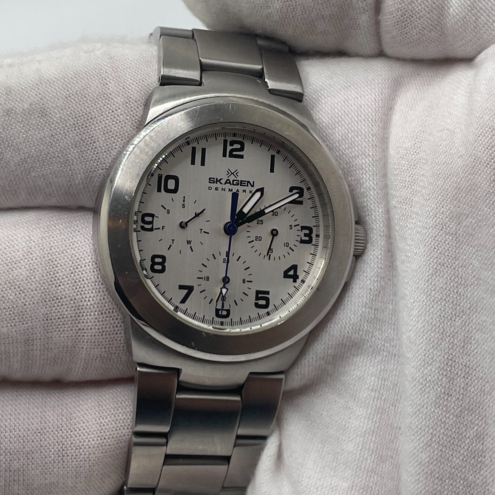 Skagen Womens Watch Day Date 24H Quartz Analog 36mm Silver Tone Case Dial Band