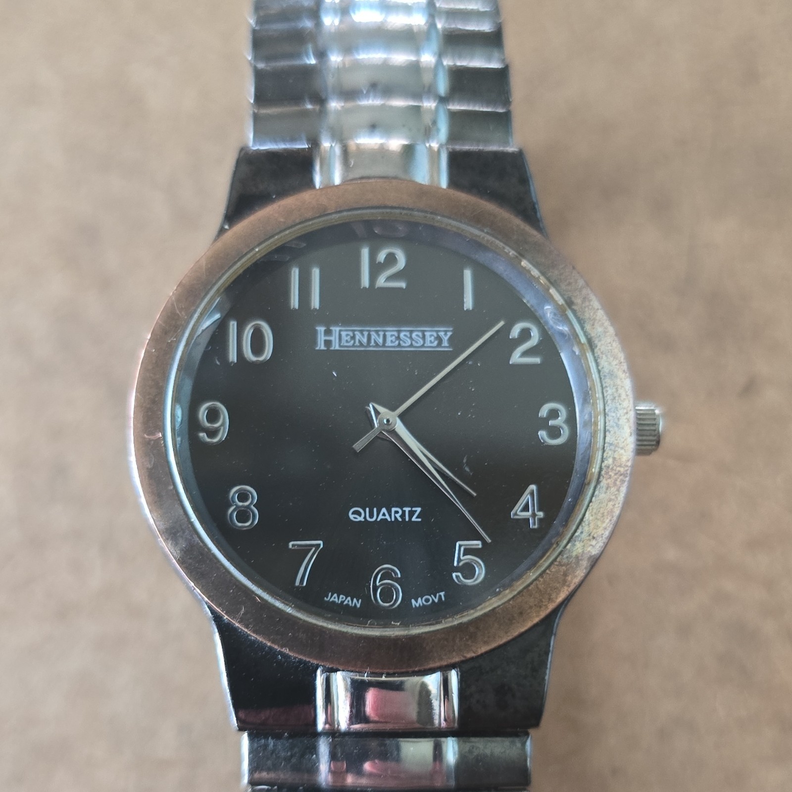 Hennessey Quartz Analog Wristwatch Black Dial Arabic Numerals Silver Bracelet