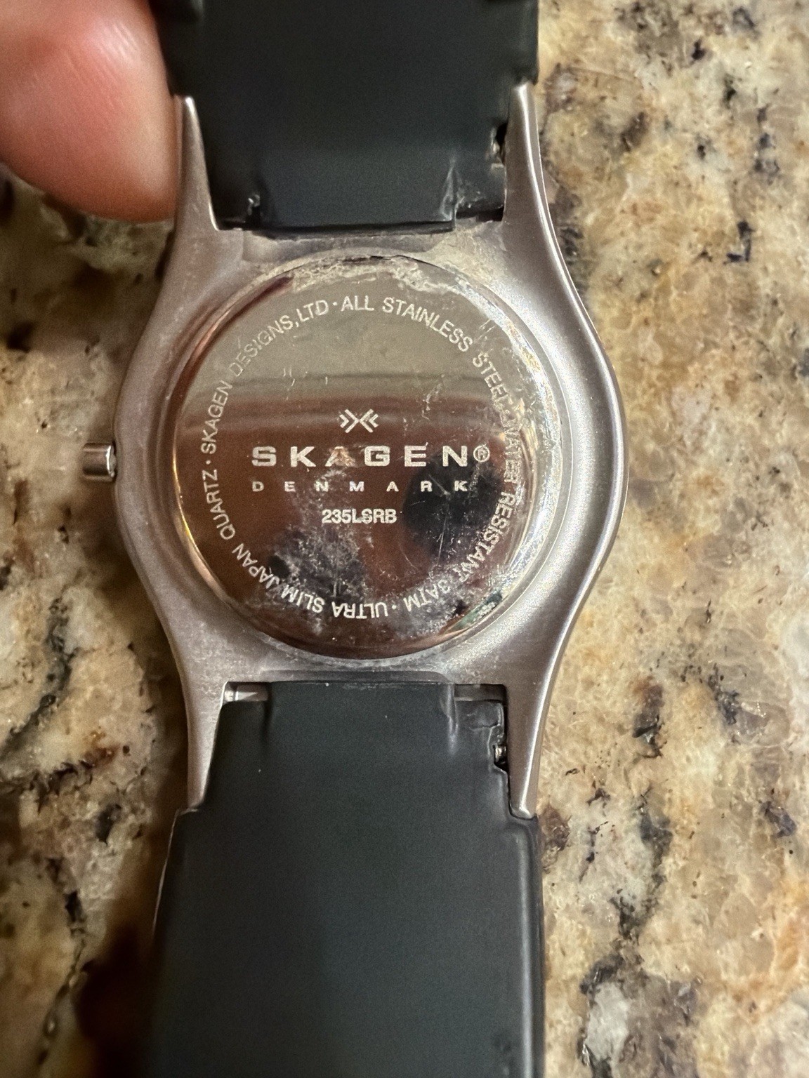 Skagen Denmark 235LRB Quartz Watch Rubber Strap. Needs battery. Damaged strap.