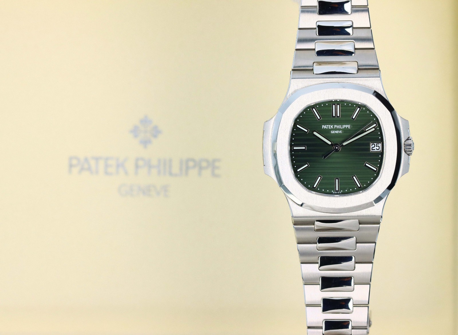 Patek Philippe Nautilus Jumbo 5711/1A-014, Green Sunburst Dial – Stainless Steel