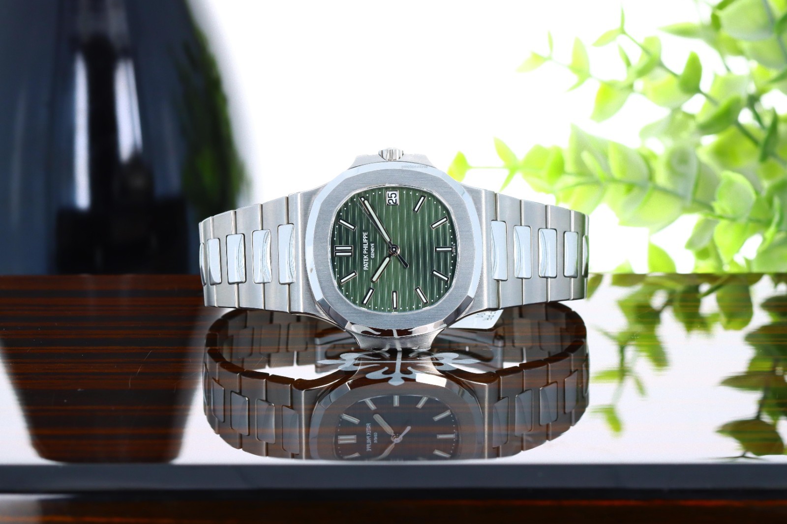 Patek Philippe Nautilus Jumbo 5711/1A-014, Green Sunburst Dial – Stainless Steel