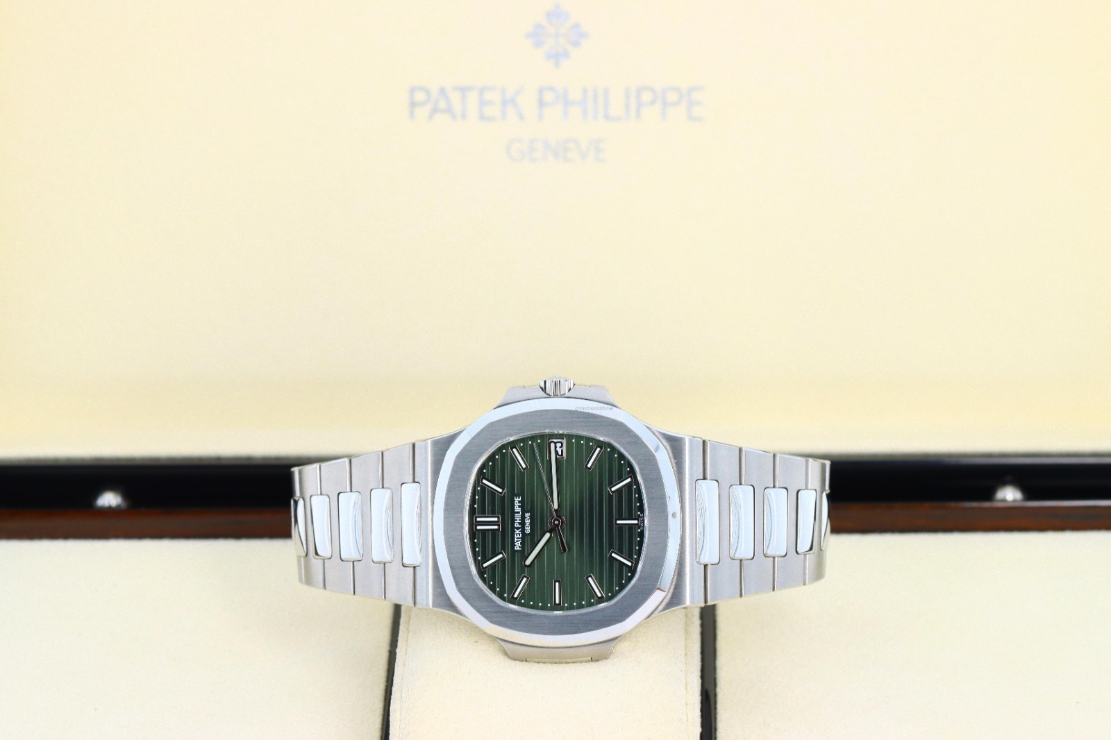 Patek Philippe Nautilus Jumbo 5711/1A-014, Green Sunburst Dial – Stainless Steel