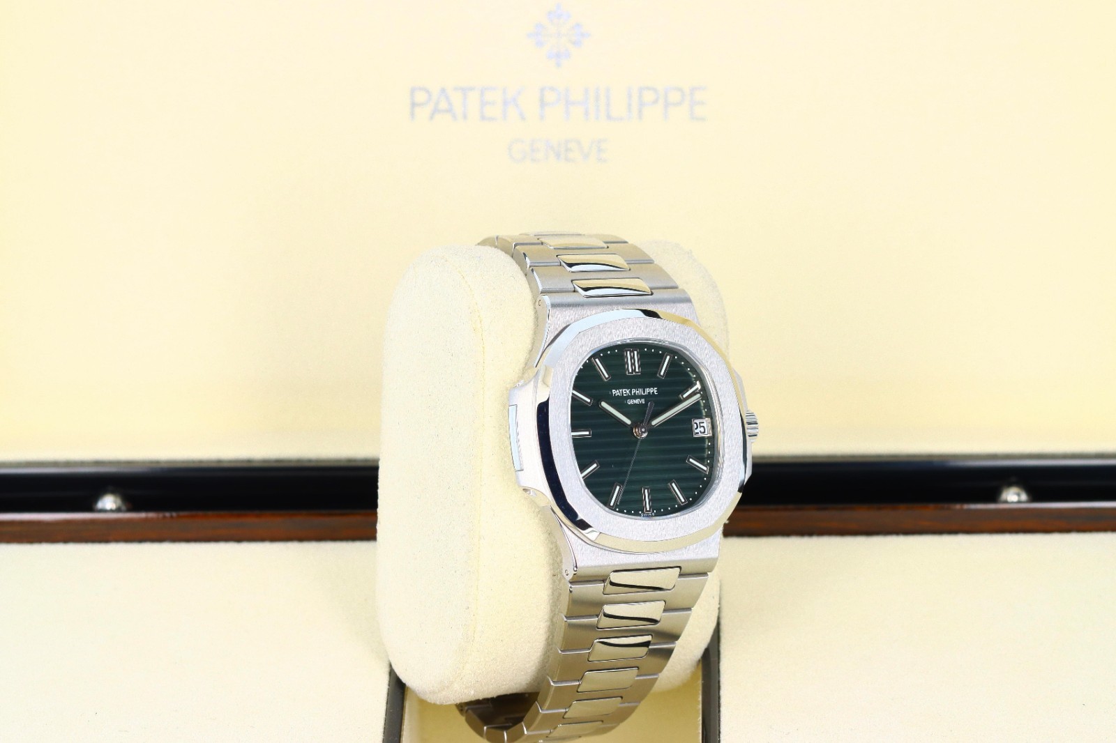 Patek Philippe Nautilus Jumbo 5711/1A-014, Green Sunburst Dial – Stainless Steel