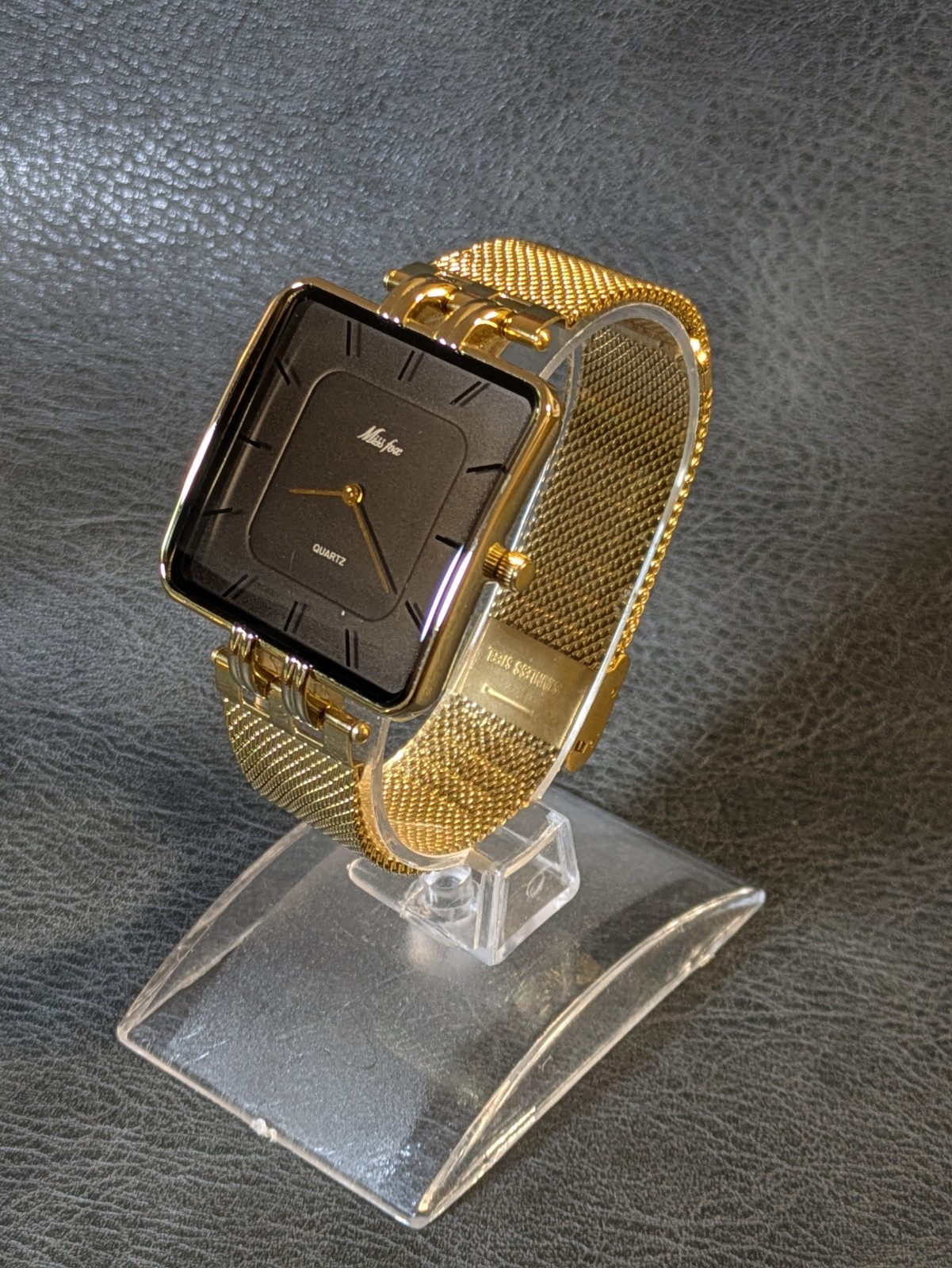 Men Mesh Watch – Sleek Minimalist Square-Shaped Timepiece Breathable