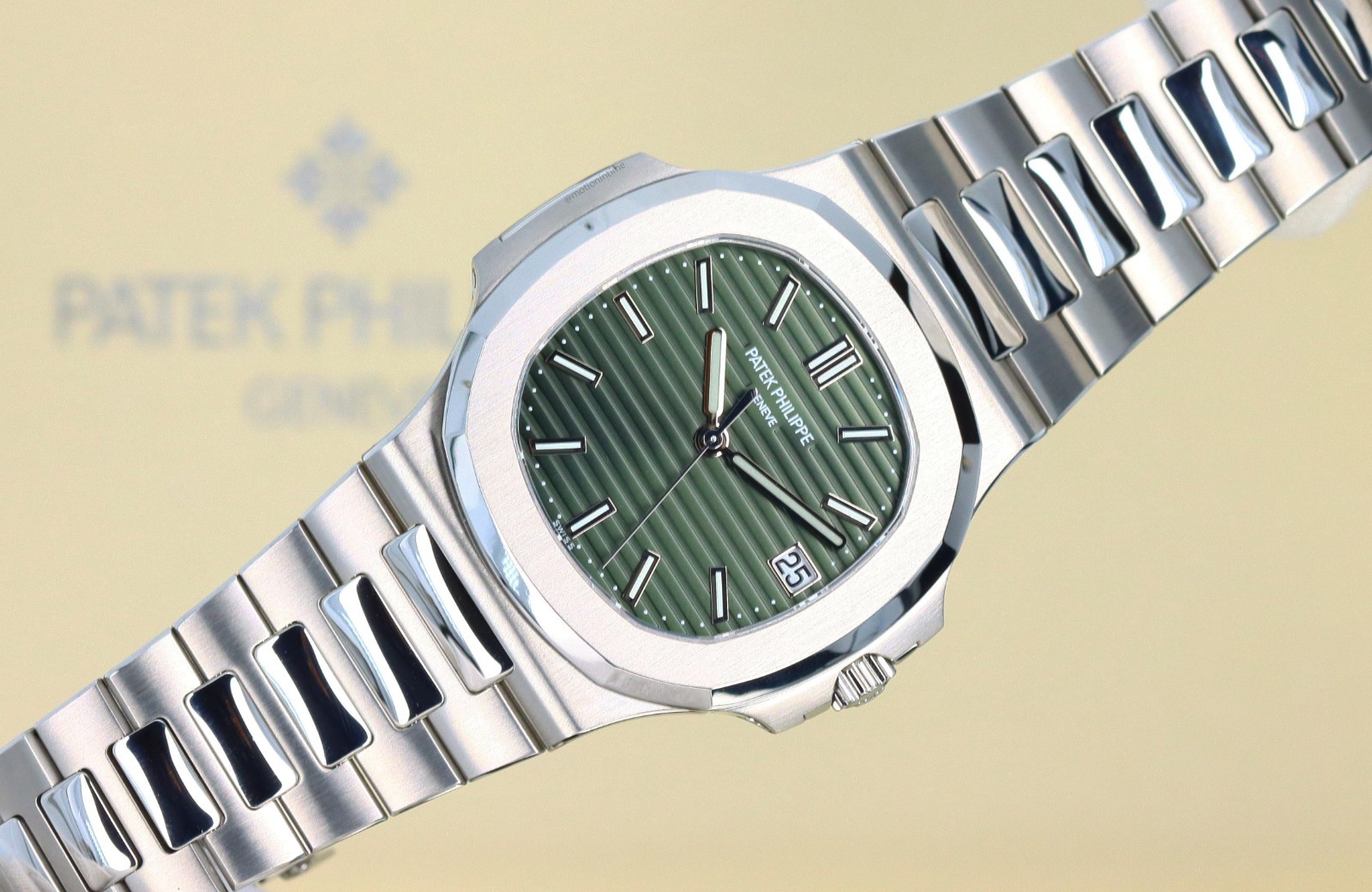 Patek Philippe Nautilus Jumbo 5711/1A-014, Green Sunburst Dial – Stainless Steel