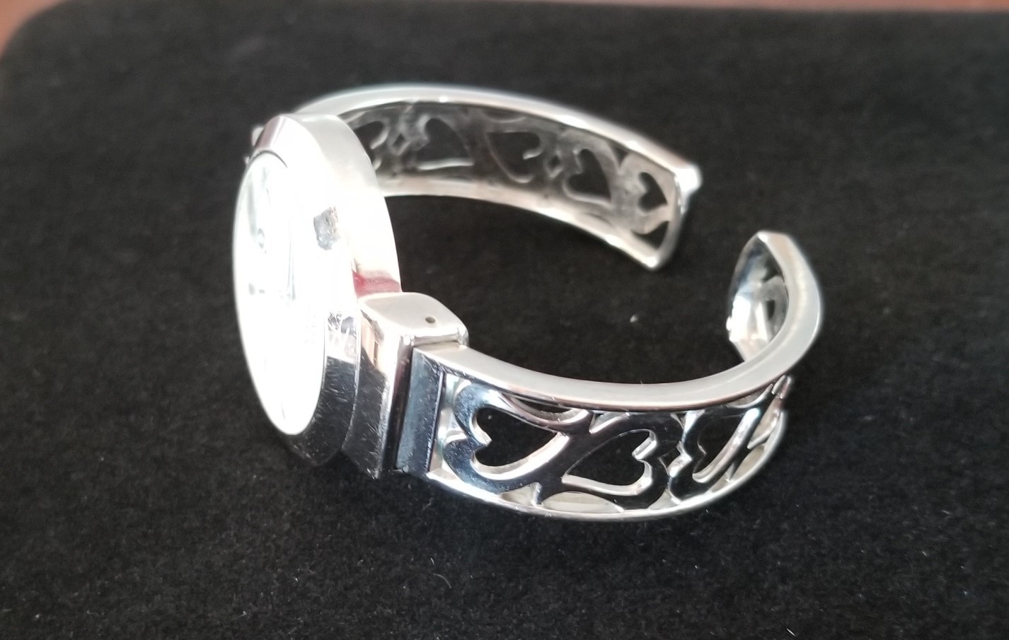 Embassy by Gruen Silver Tone Cuff Watch Heart Spring Arms 6.5″ Closed New Batt.