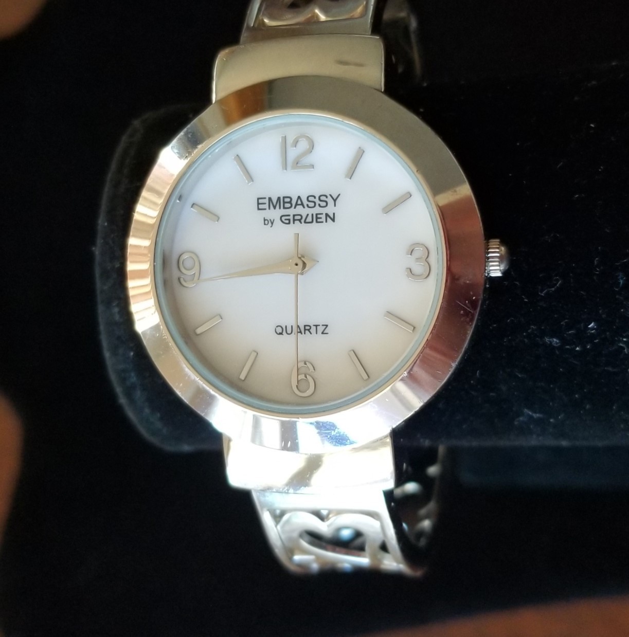 Embassy by Gruen Silver Tone Cuff Watch Heart Spring Arms 6.5″ Closed New Batt.