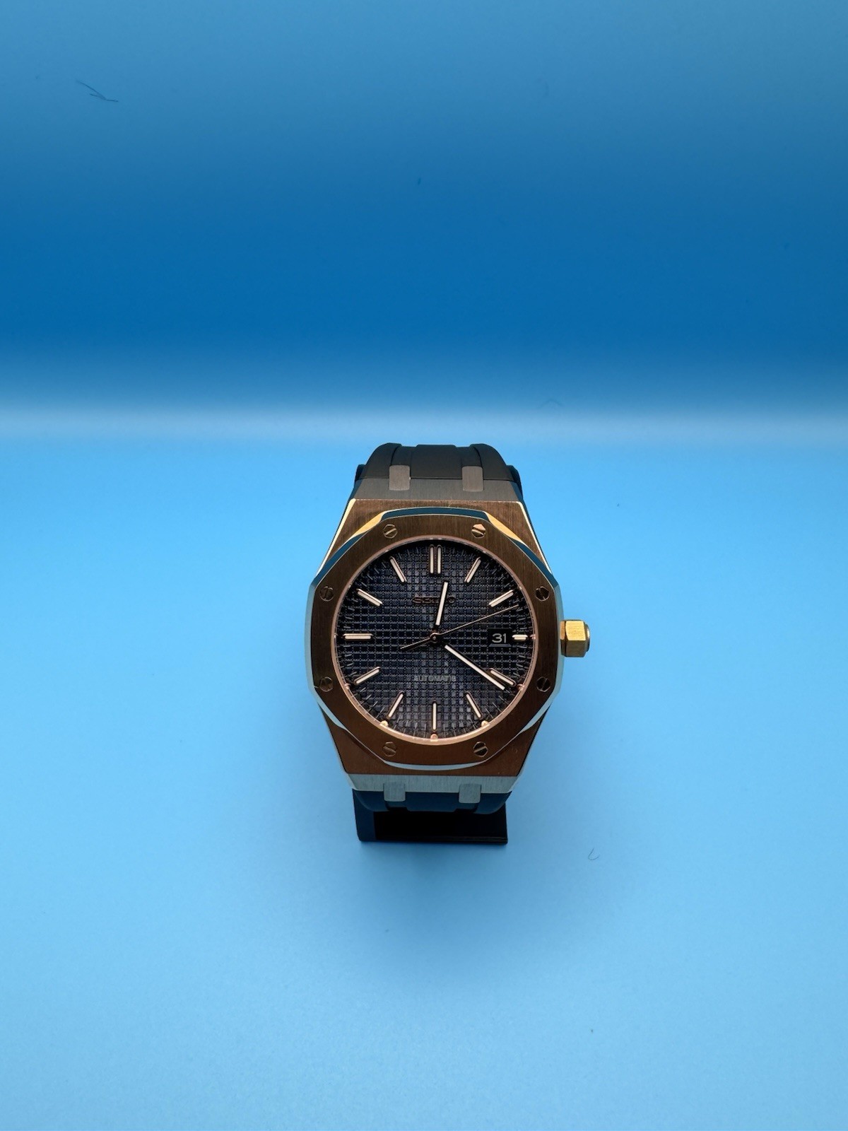 Sieko oak mod, 41mm case with dark blue dial. Rose gold hands rose gold case