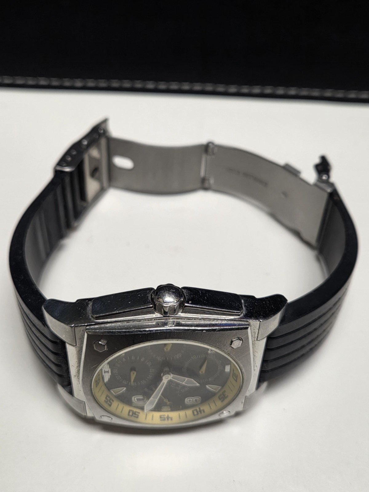 Invicta 1698.002 Men’s Quartz Square Black/Yellow Dial Rubber Strap 50m Day/Date