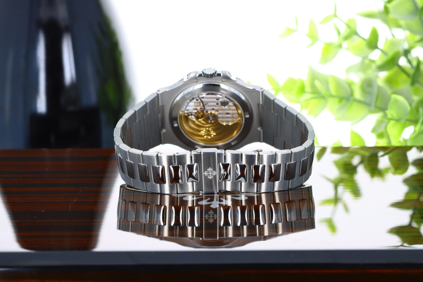 Patek Philippe Nautilus Jumbo 5711/1A-014, Green Sunburst Dial – Stainless Steel