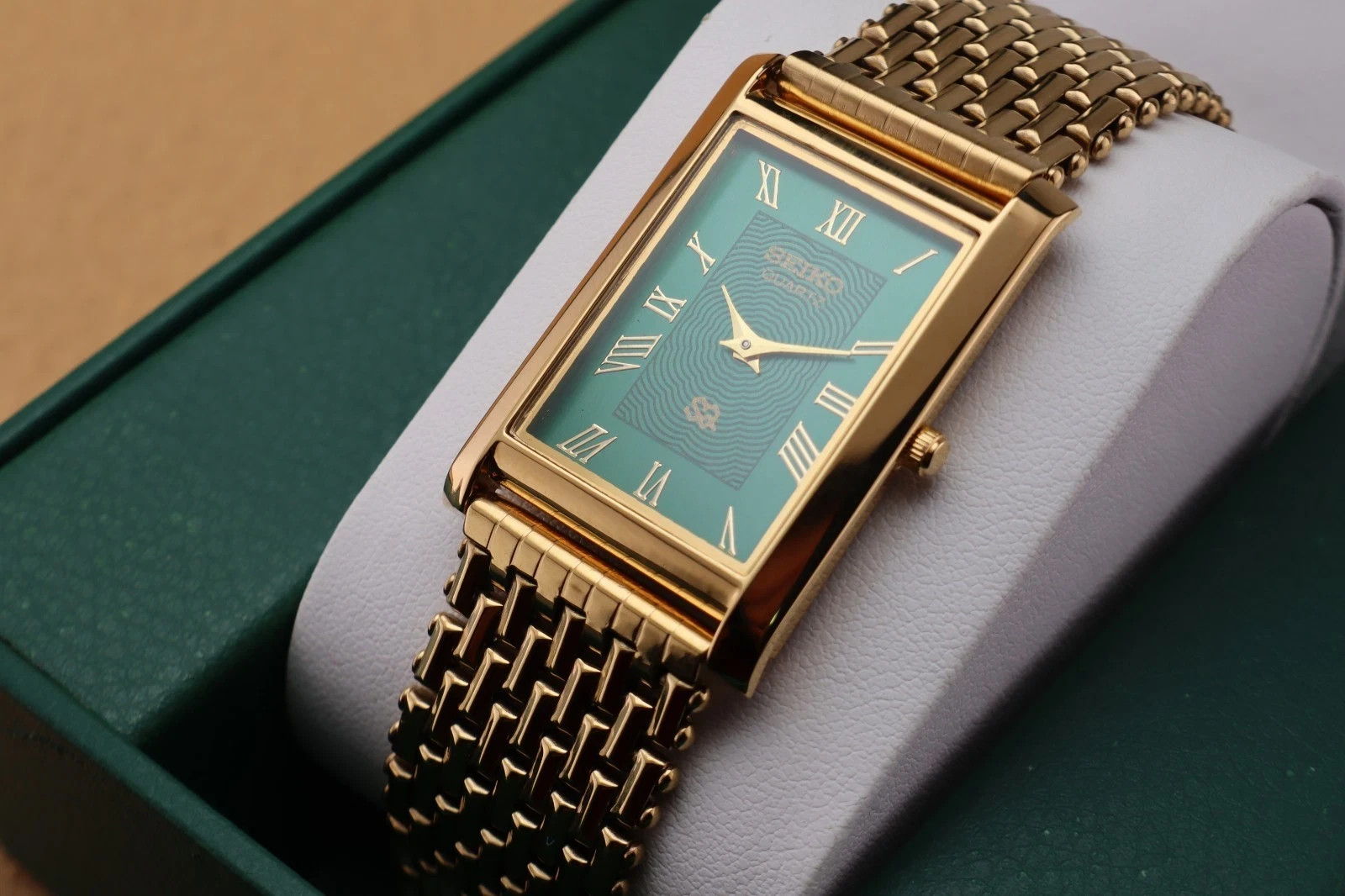 Vintage Seiko Slim Quartz Men’s Wrist Watch Green
