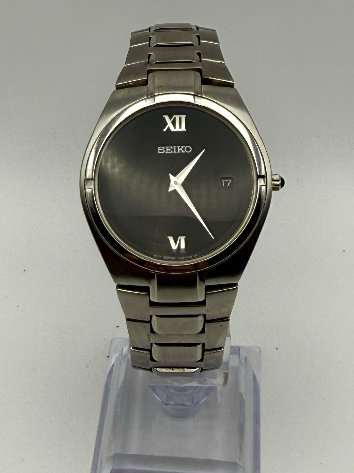 Seiko Quartz Silver Tone Stainless Steel Bracelet Black Dial Date Roman
