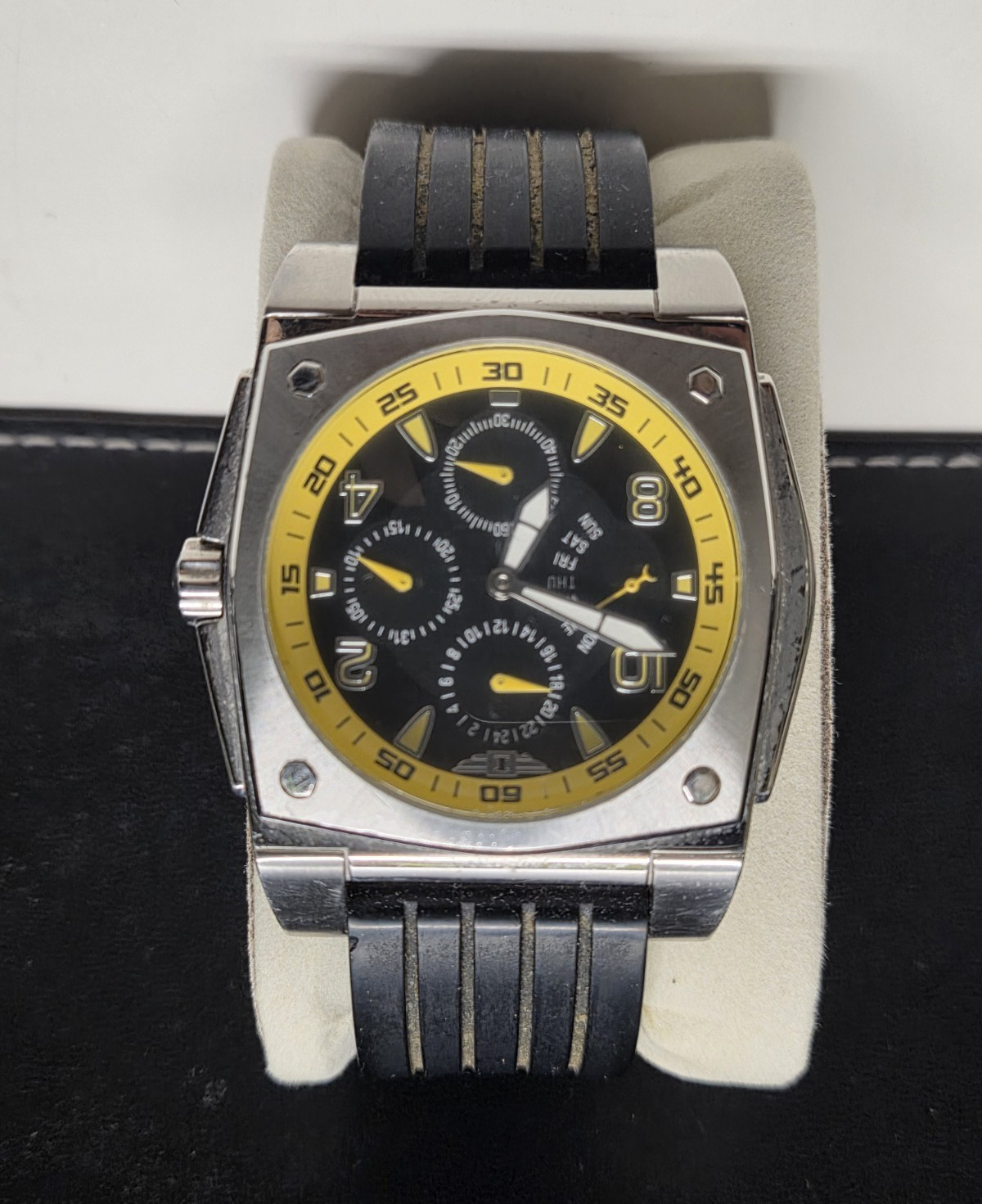 Invicta 1698.002 Men’s Quartz Square Black/Yellow Dial Rubber Strap 50m Day/Date