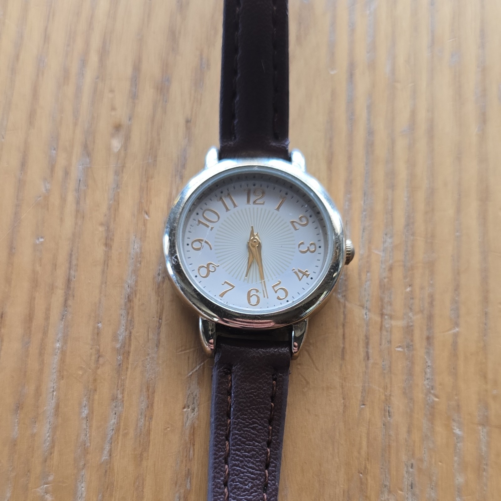 Women’s Quartz Analog Silver Tone Round Watch White Dial Arabic Brown Leather