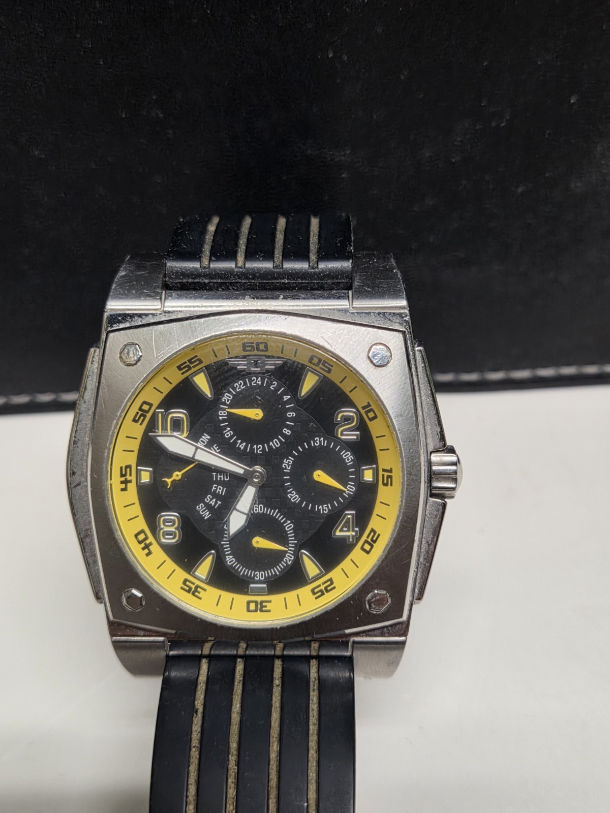 Invicta 1698.002 Men’s Quartz Square Black/Yellow Dial Rubber Strap 50m Day/Date