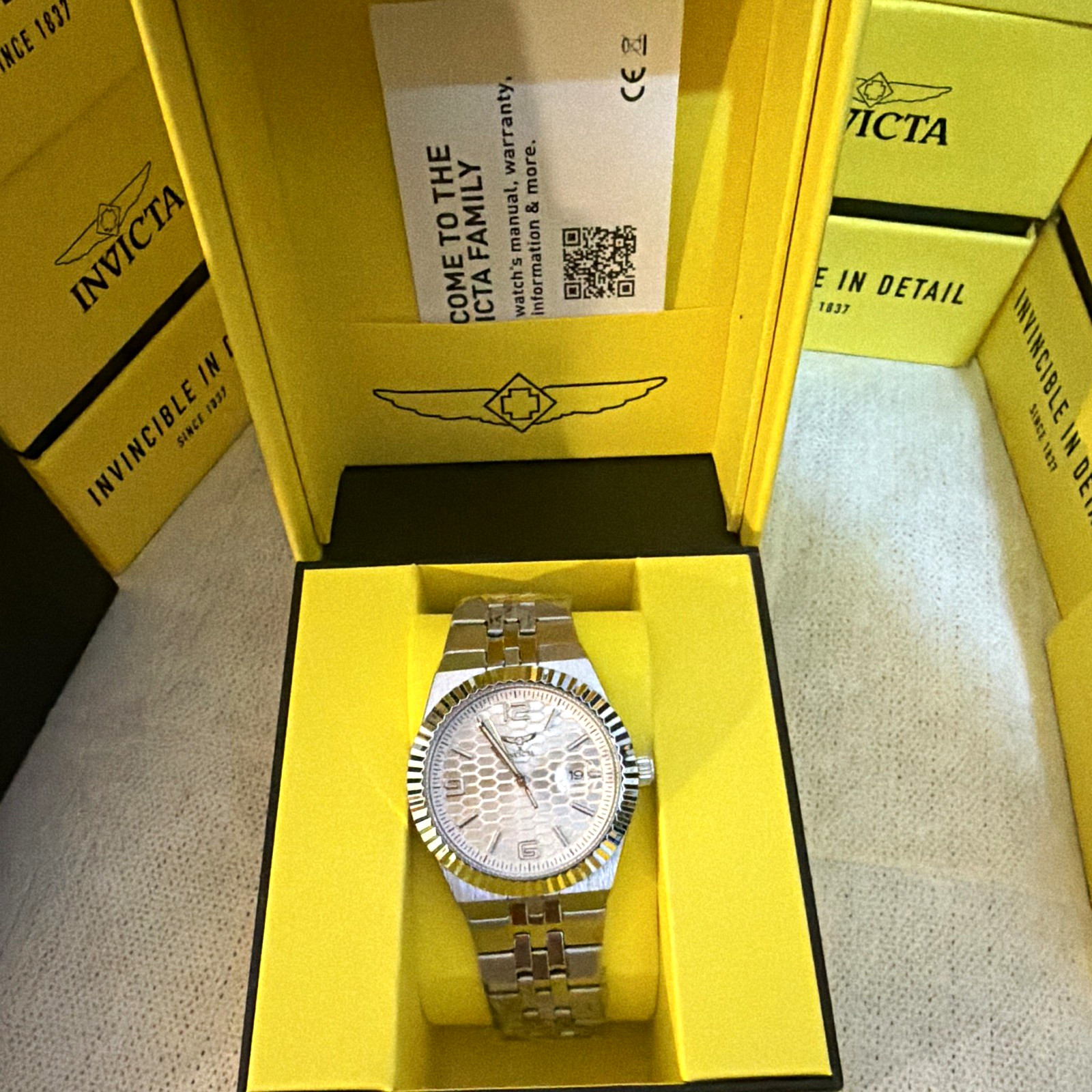 Invicta Men’s Quartz Silver Textured Dial Fluted Bezel SS 50m 40mm Date w/Box