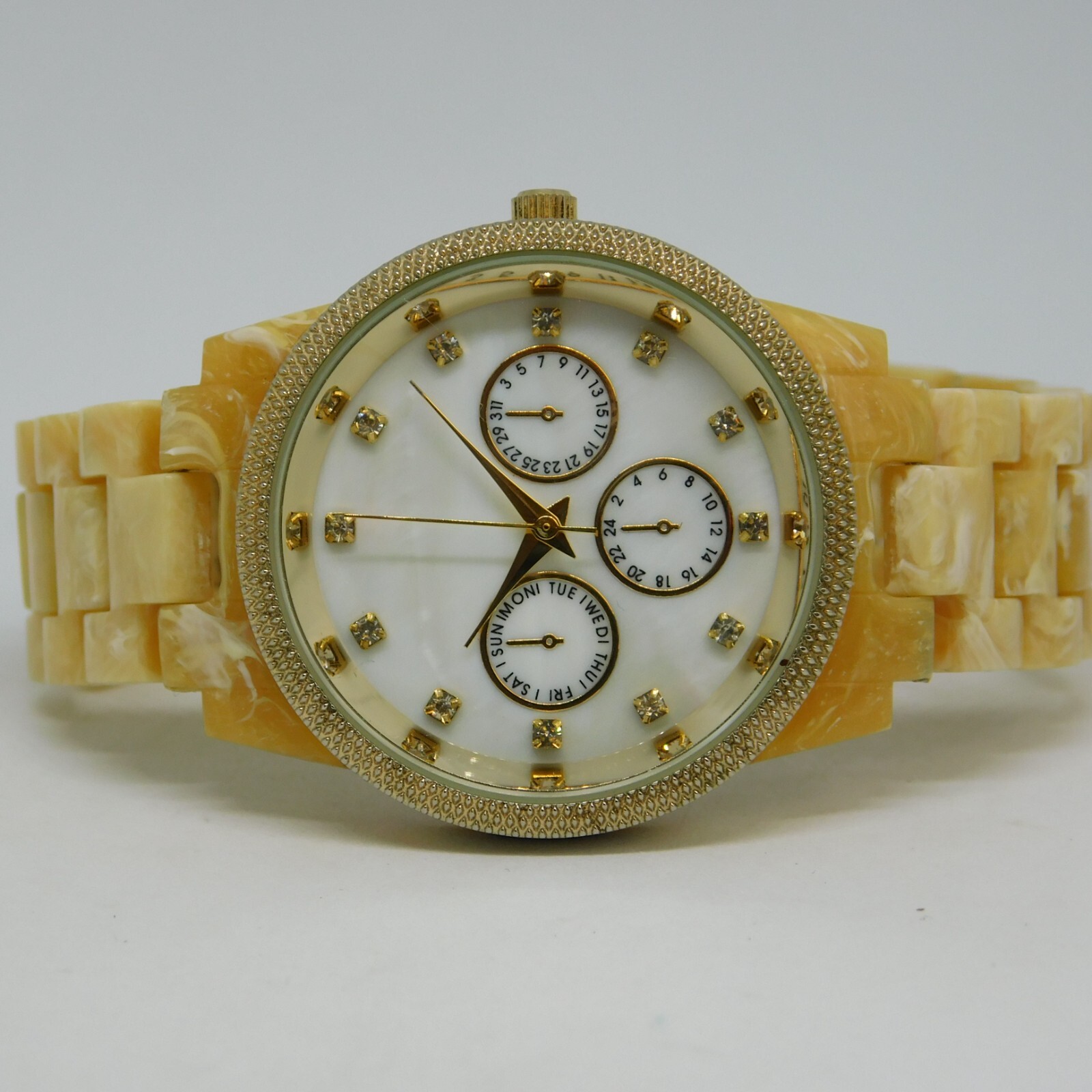 Mother of Pearl Dial Quartz Analog Women’s Watch Sz. 6 1/2″ New Battery
