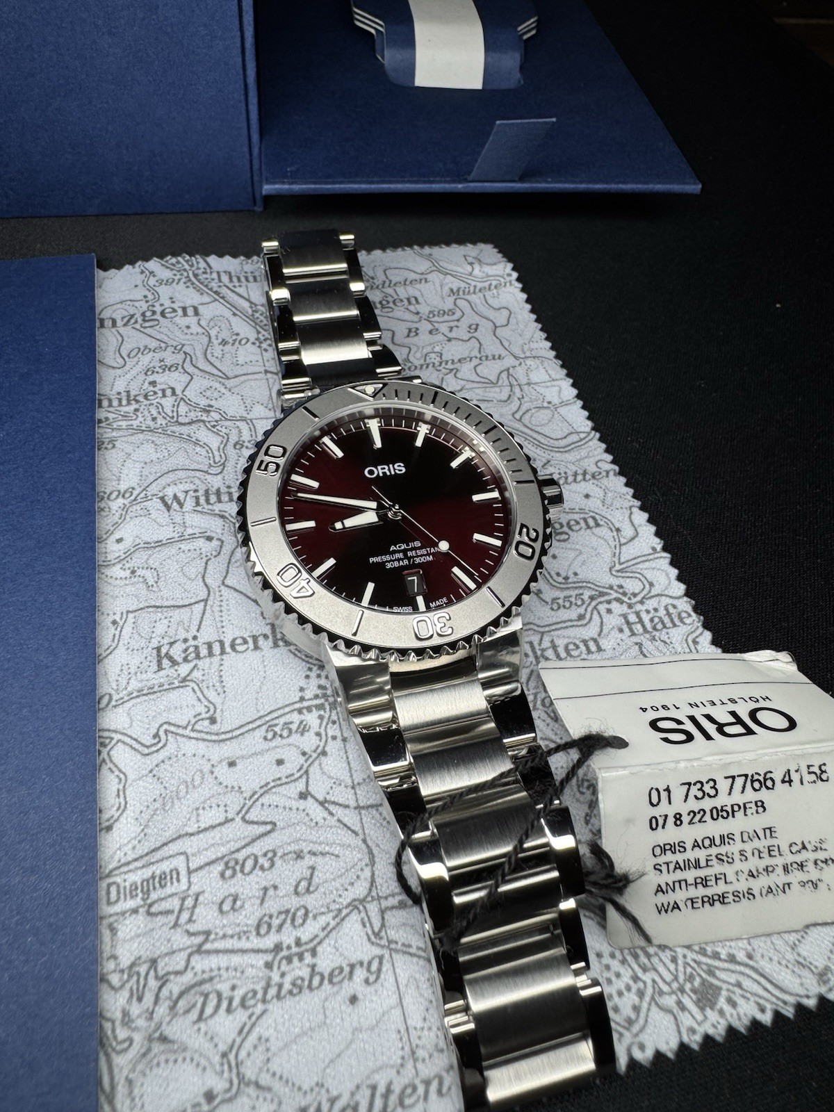 Oris Aquis Date Relief 41.5mm Cherry Red Dial Automatic Full Set