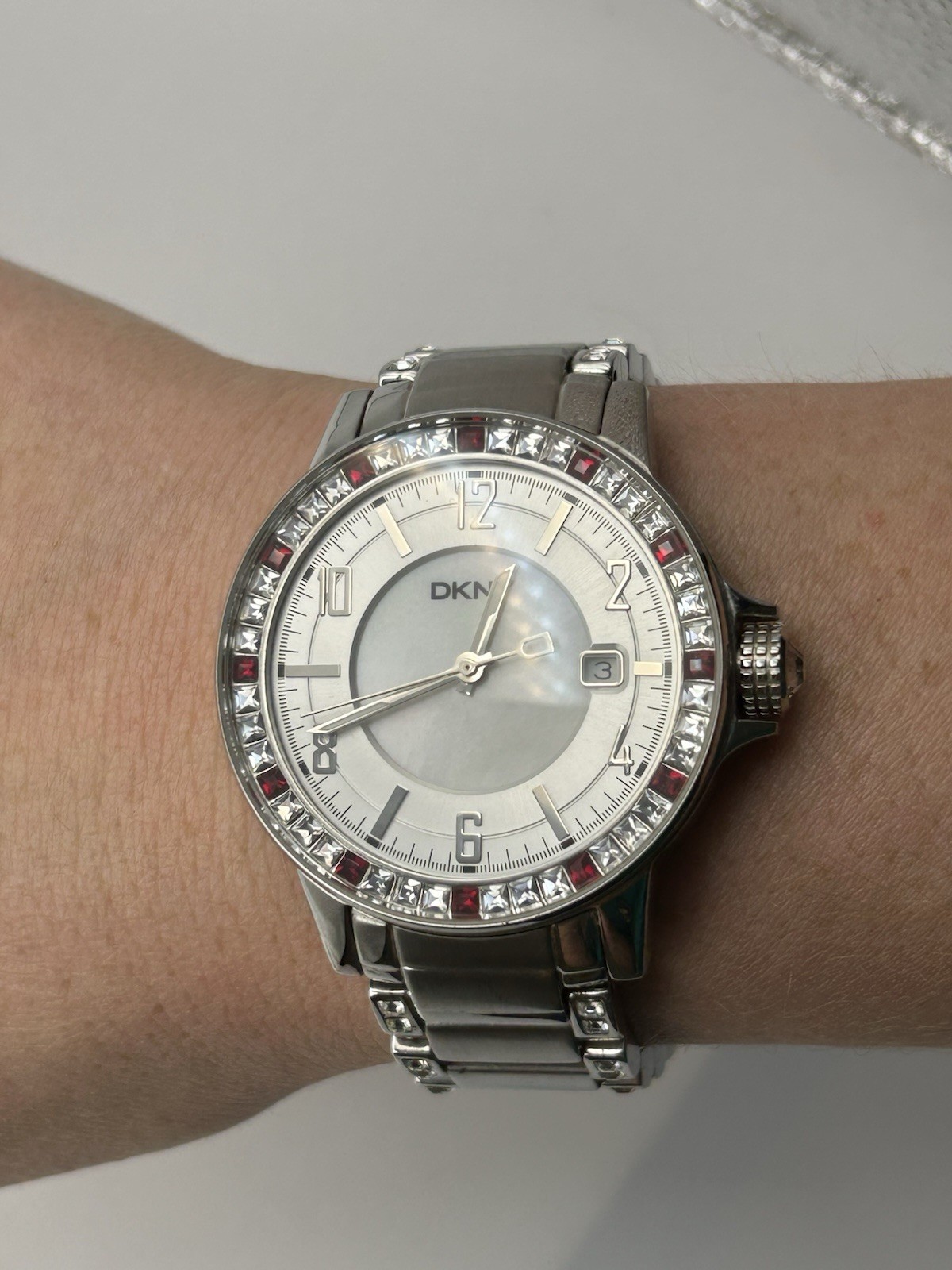 DKNY women’s Watch NY4289 Stainless Steel Clear & Red Crystal Date Boxed Working