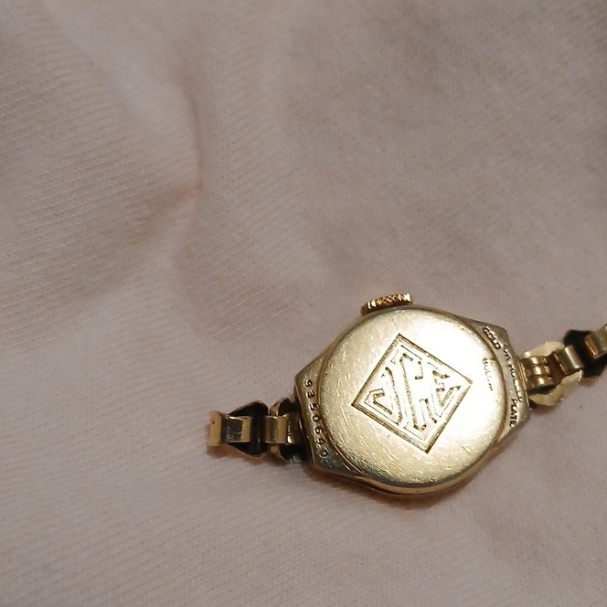 Vintage Women’s Gold Tone Analog Round Bracelet Wristwatch 12-Hour Dial