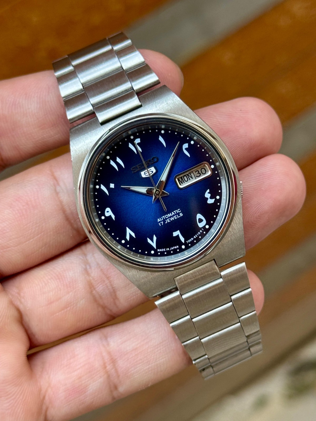 Vintage Seiko 5 17 Jewels Arabic Dial Automatic Day/Date Mens Wrist Watch