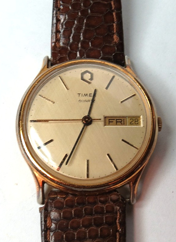 MEN’S Q TIMEX QUARTZ NEW BATTERY GOLD TONE WRISWATCH DAY/DATE GOOD CONDITION