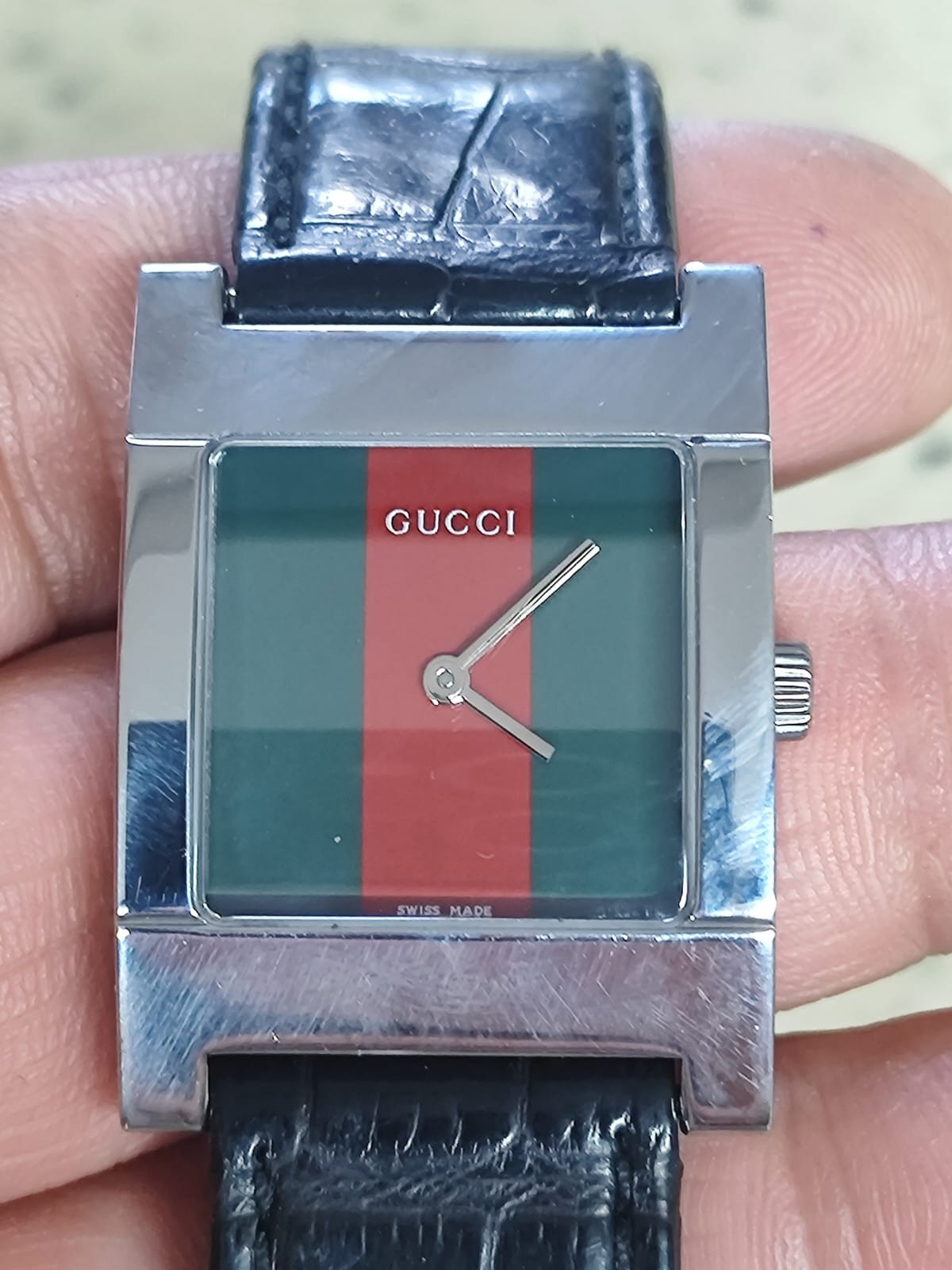 GUCCI Classic Green / Red Dial Black Leather Men’s Watch 7700M Genuine NOS