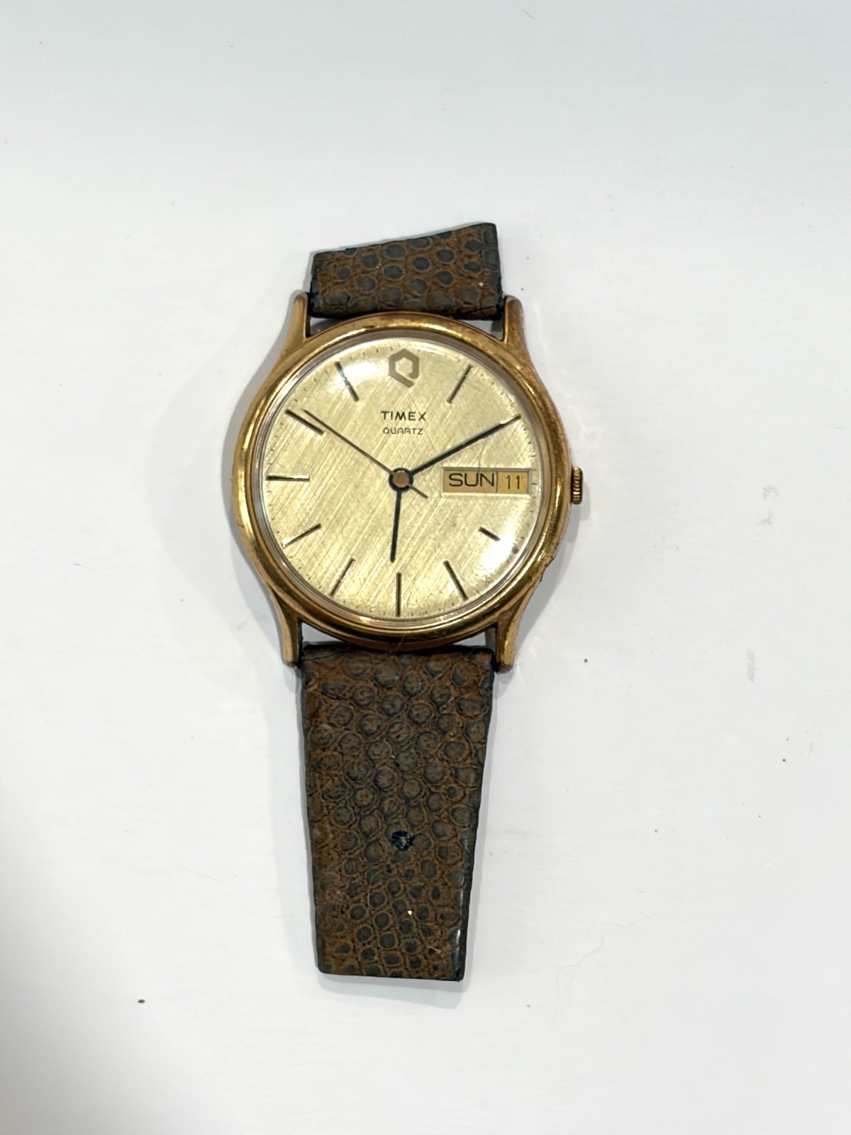 MEN’S Q TIMEX QUARTZ GOLD TONE WRISWATCH DAY/DATE NOT TESTED