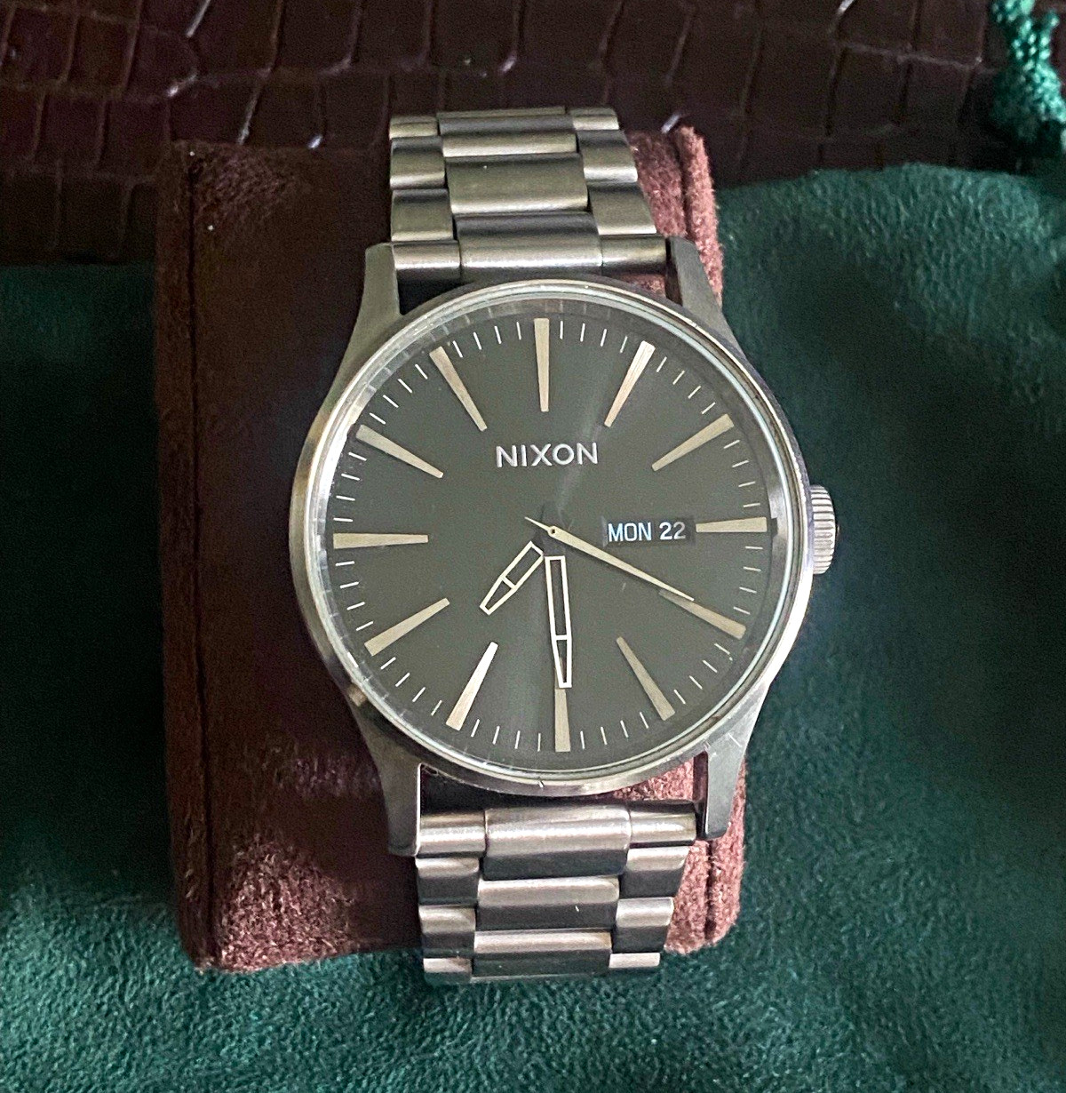Nixon Sentry Men’s Quartz Wristwatch Gray Dial Day/Date Silver Bracelet