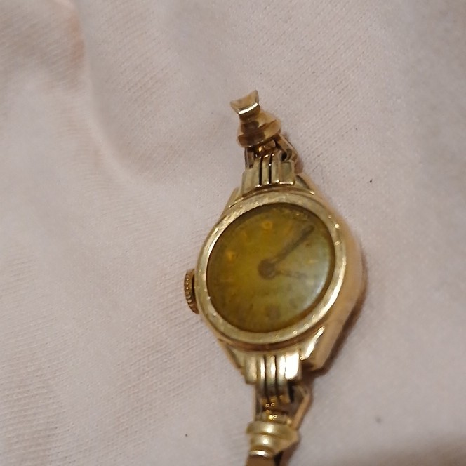 Vintage Women’s Gold Tone Analog Round Bracelet Wristwatch 12-Hour Dial