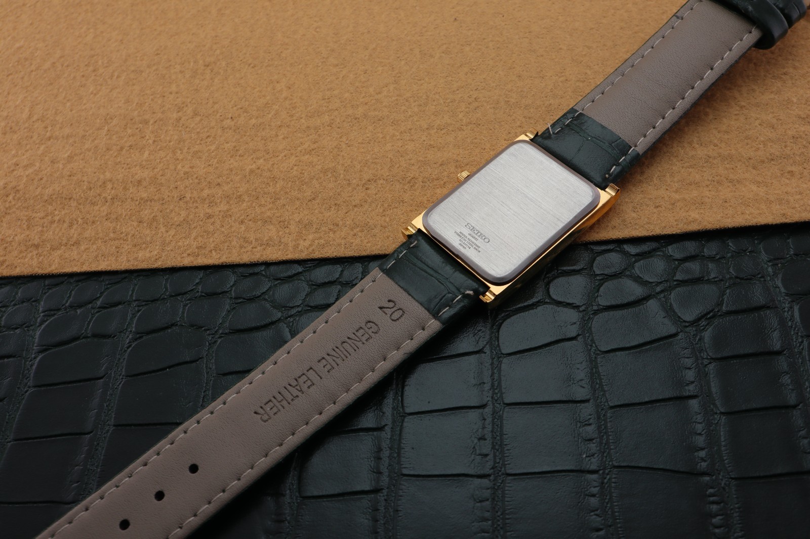 Vintage Seiko Slim Quartz Men’s Wrist Watch Gold Dial with Green Strap.