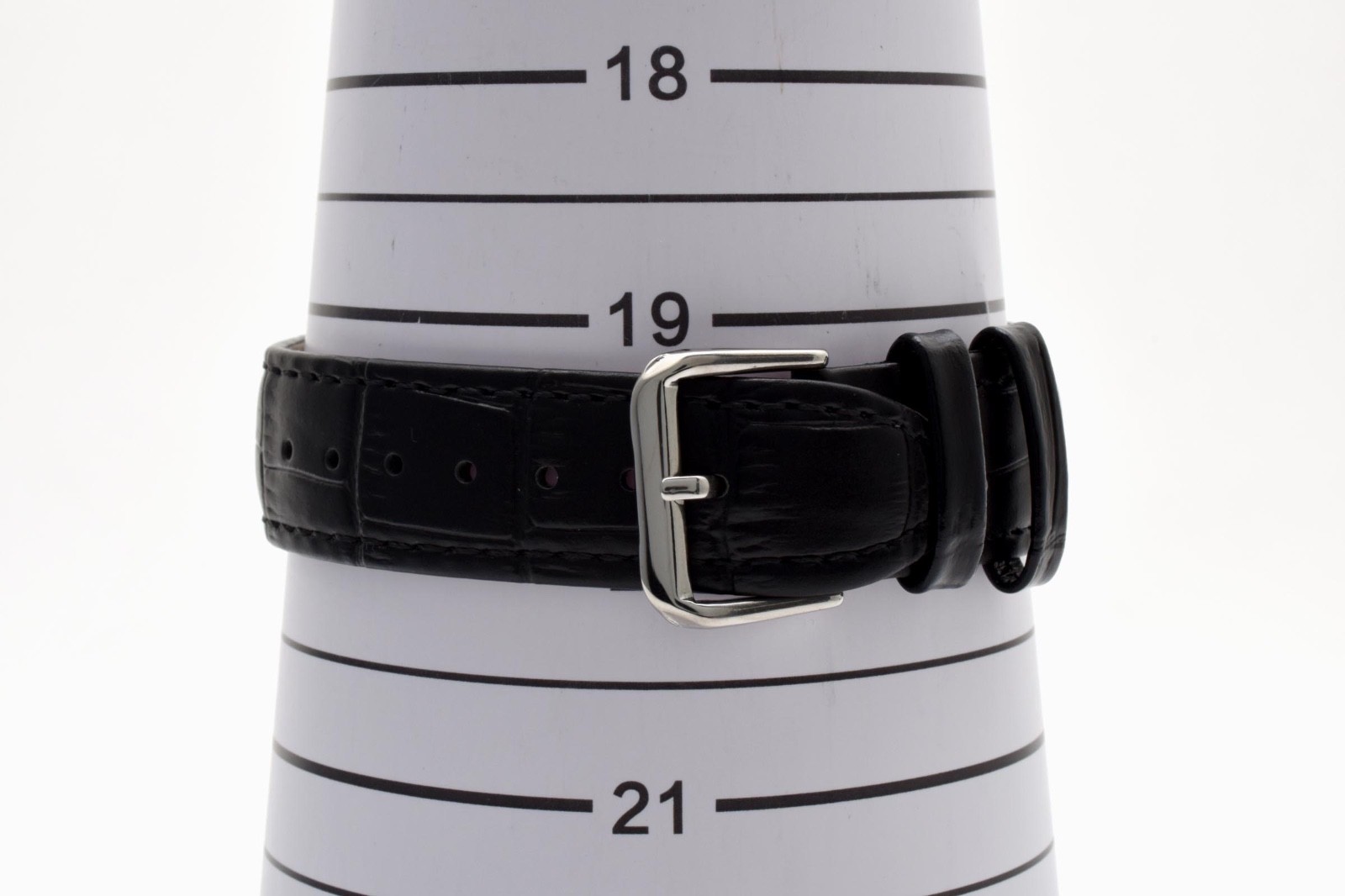 GUCCI 7900M.1 Rectangle White Guilloché Dial Quartz Watch Swiss Made From Japan