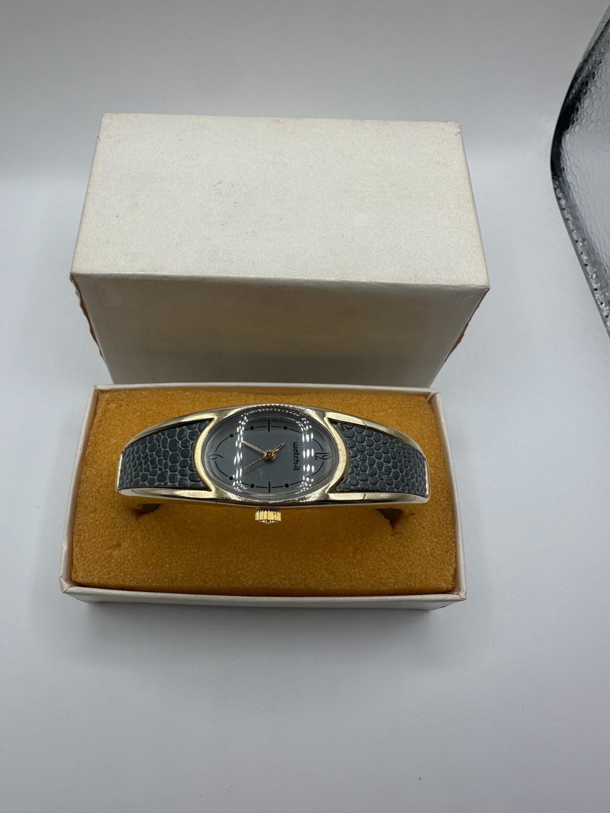 Vintage Watch-It Bangle Cuff Watch – Gray Textured Bracelet Quartz Wristwatch wi