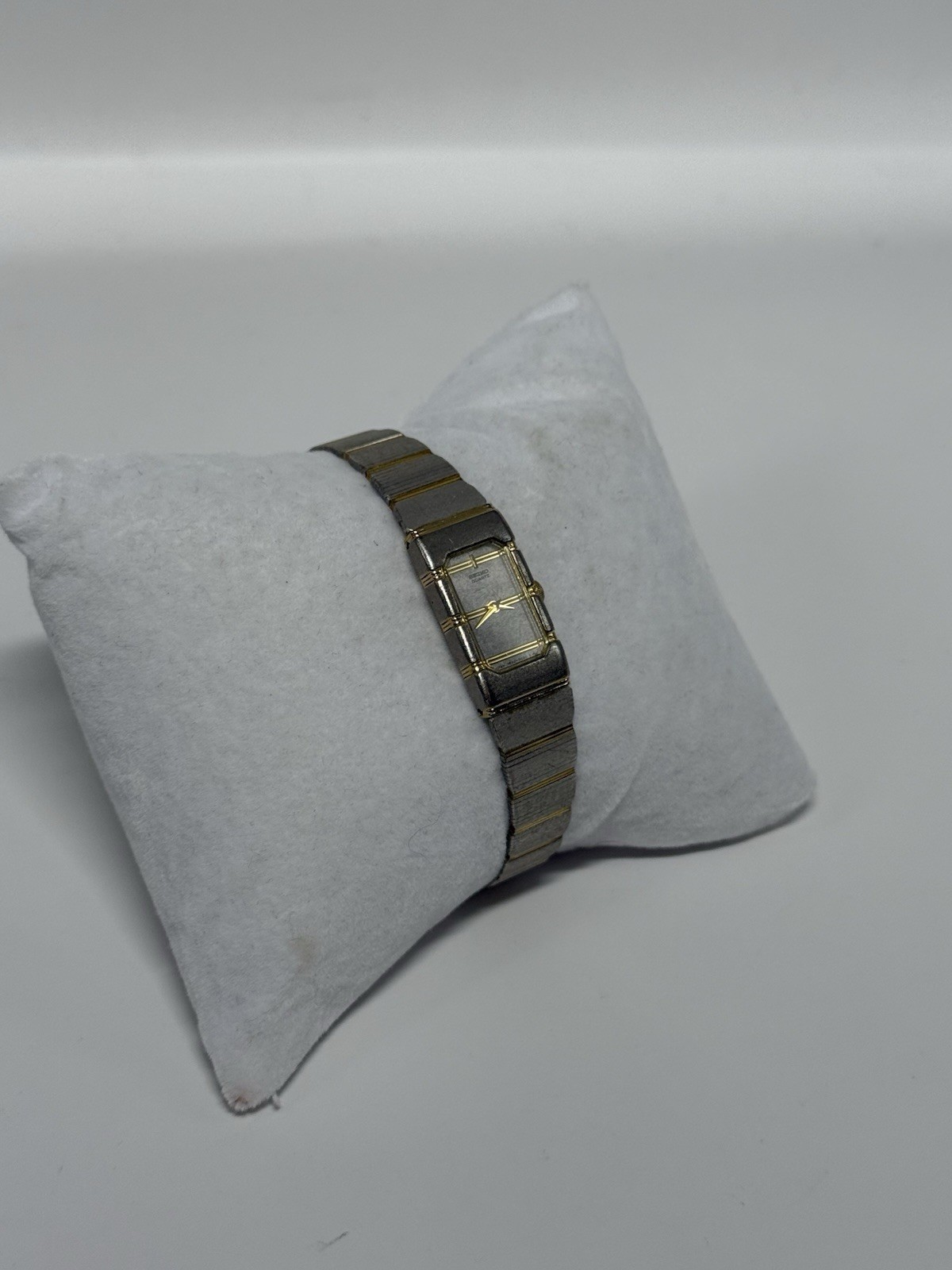 Vtg Seiko Quartz Two Toned Women Watch 2E20-5039 13mm Japan Silver Not Tested