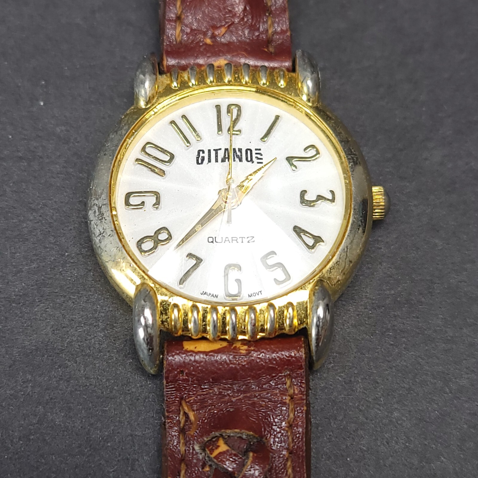 Gitano Analog Wriswatch with a Buckle Band and Quartz Movement