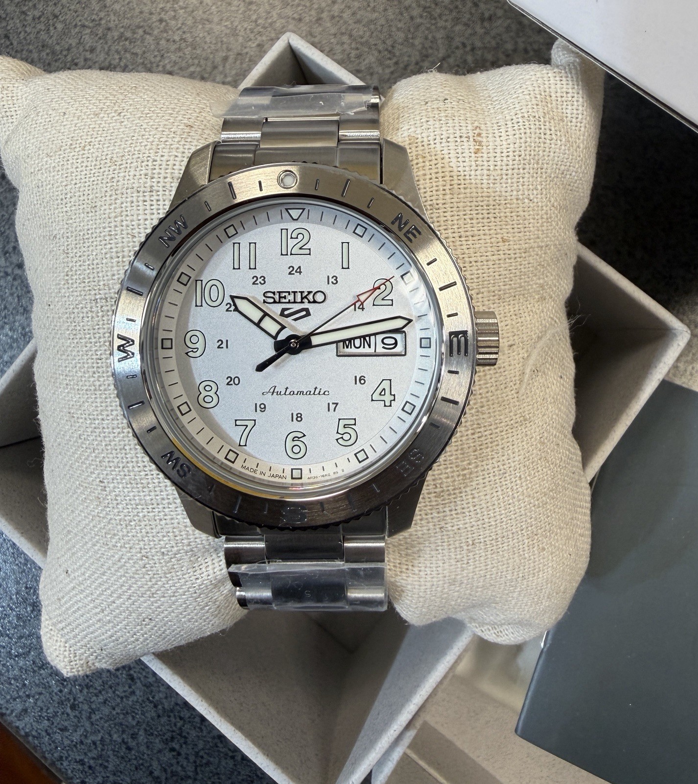 Seiko 5 Sports Automatic White Dial Steel Men’s Field Watch HDB007 Made In Japan