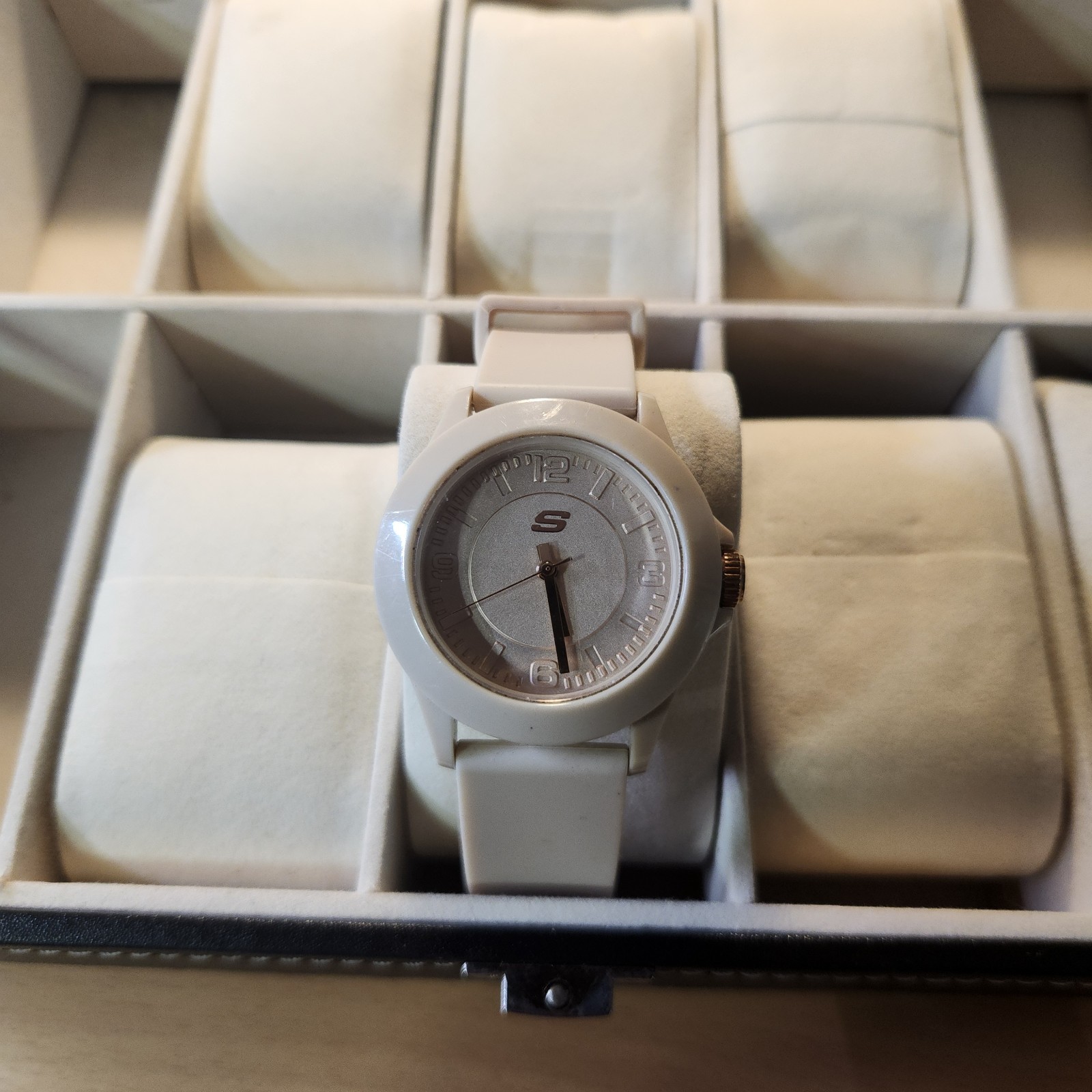 SKECHERS Women’s Watch Beige Silicone Band Ladies Wristwatch New Battery