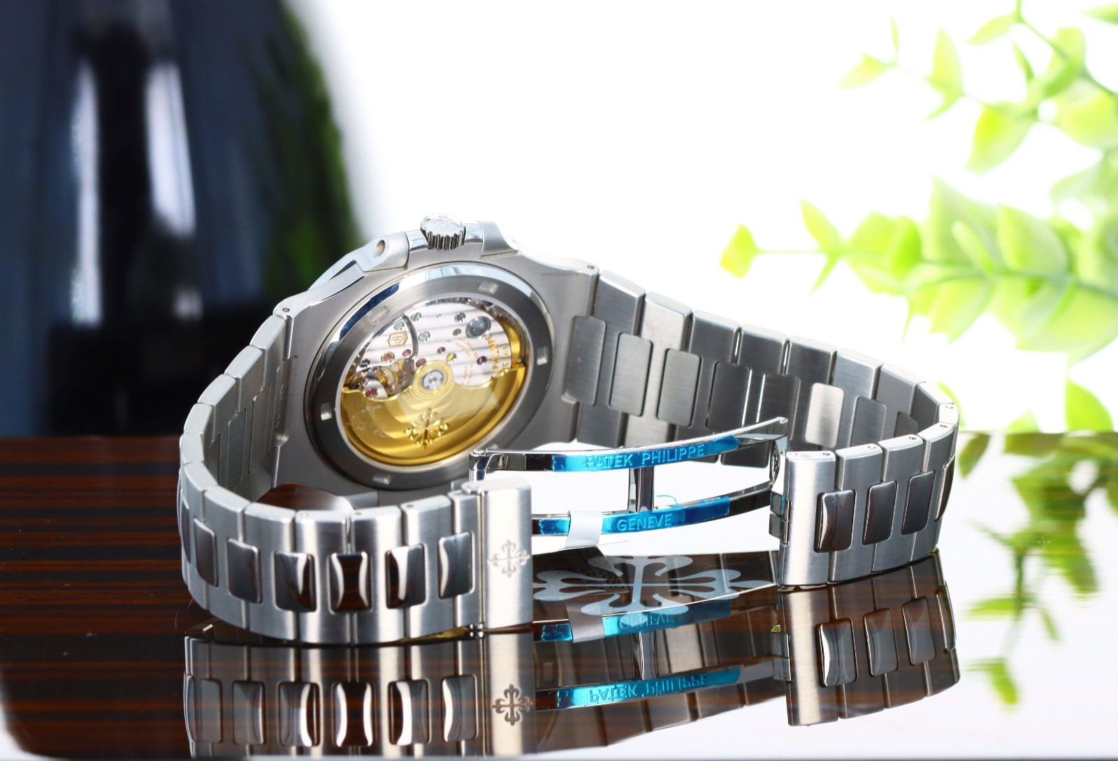 Patek Philippe Nautilus Jumbo 5711/1A-014, Green Sunburst Dial – Stainless Steel