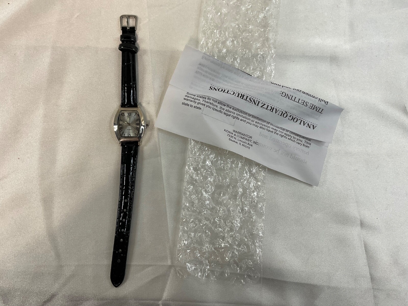 Quartz watch. Tonneau / Barrel Case Shape. Unisex. Classic Look. Roman Numerals