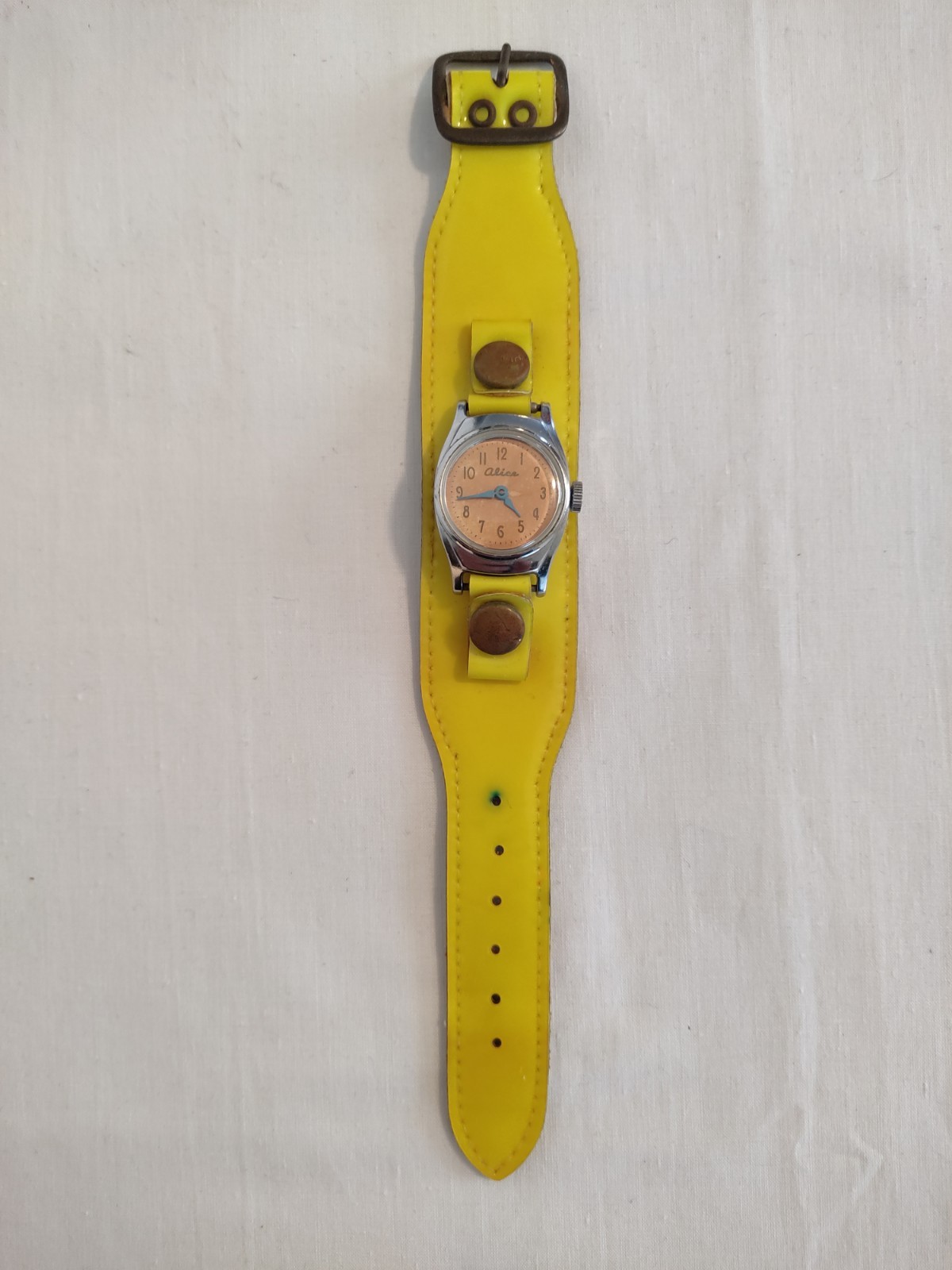 Vintage ALICE IN WONDERLAND Watch US TIME Wristwatch – WORKS Yellow Vinyl Band